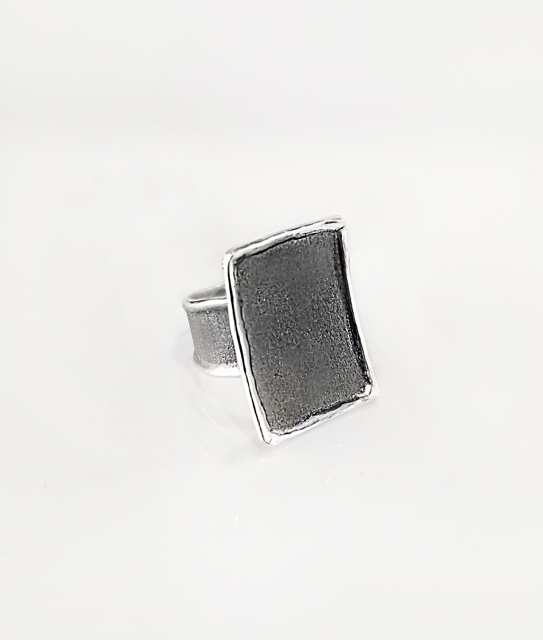 Contemporain Yianni Creations Bague rectangulaire en argent fin et rhodium noir oxydé à anneau en vente