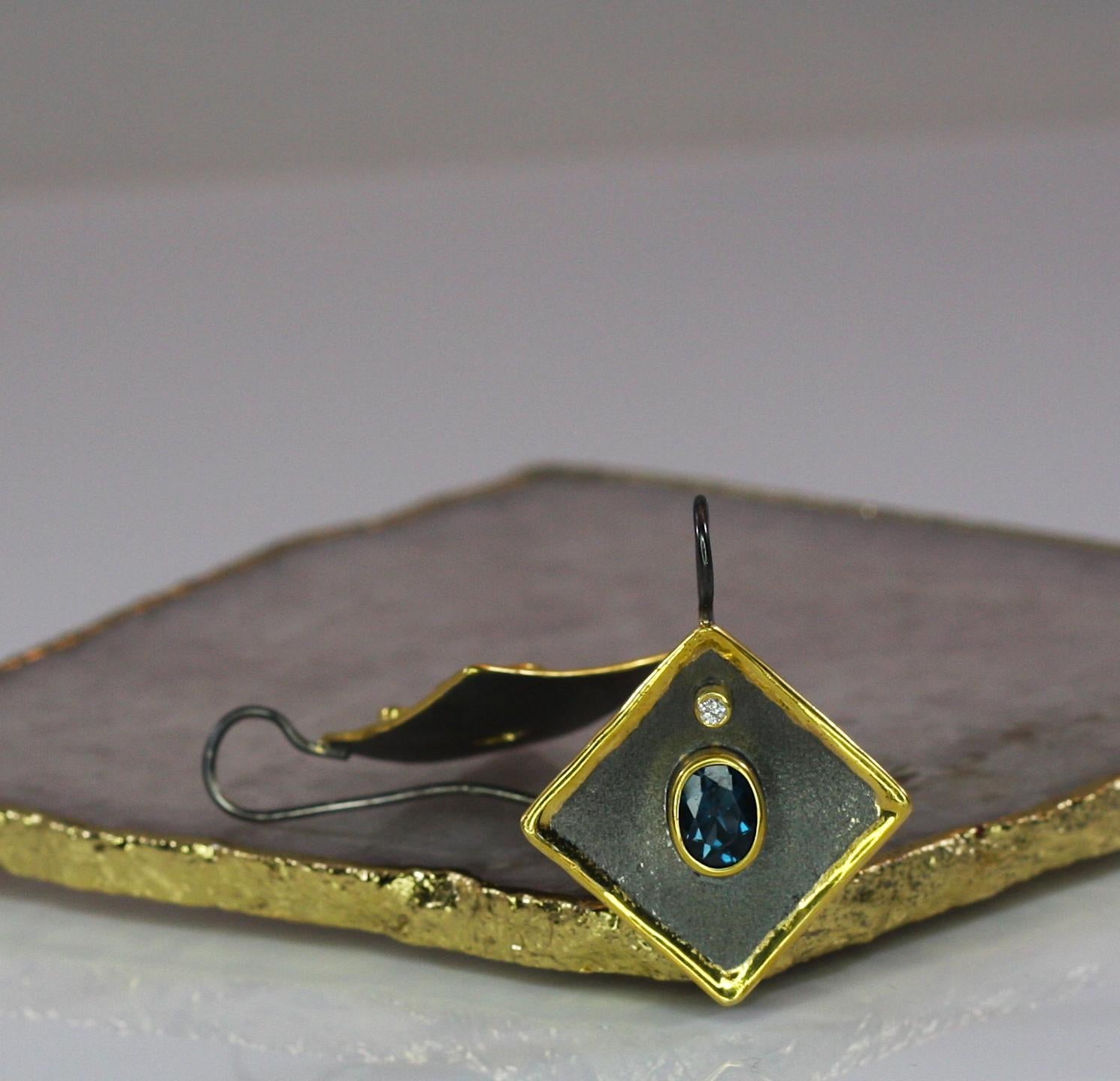 Yianni Creations Boucles d'oreilles en or 24 carats avec topaze, diamant, argent fin et rhodium noir en vente 2