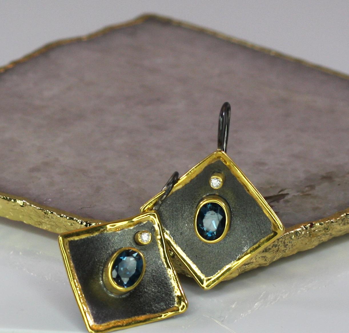 Taille ovale Yianni Creations Boucles d'oreilles en or 24 carats avec topaze, diamant, argent fin et rhodium noir en vente