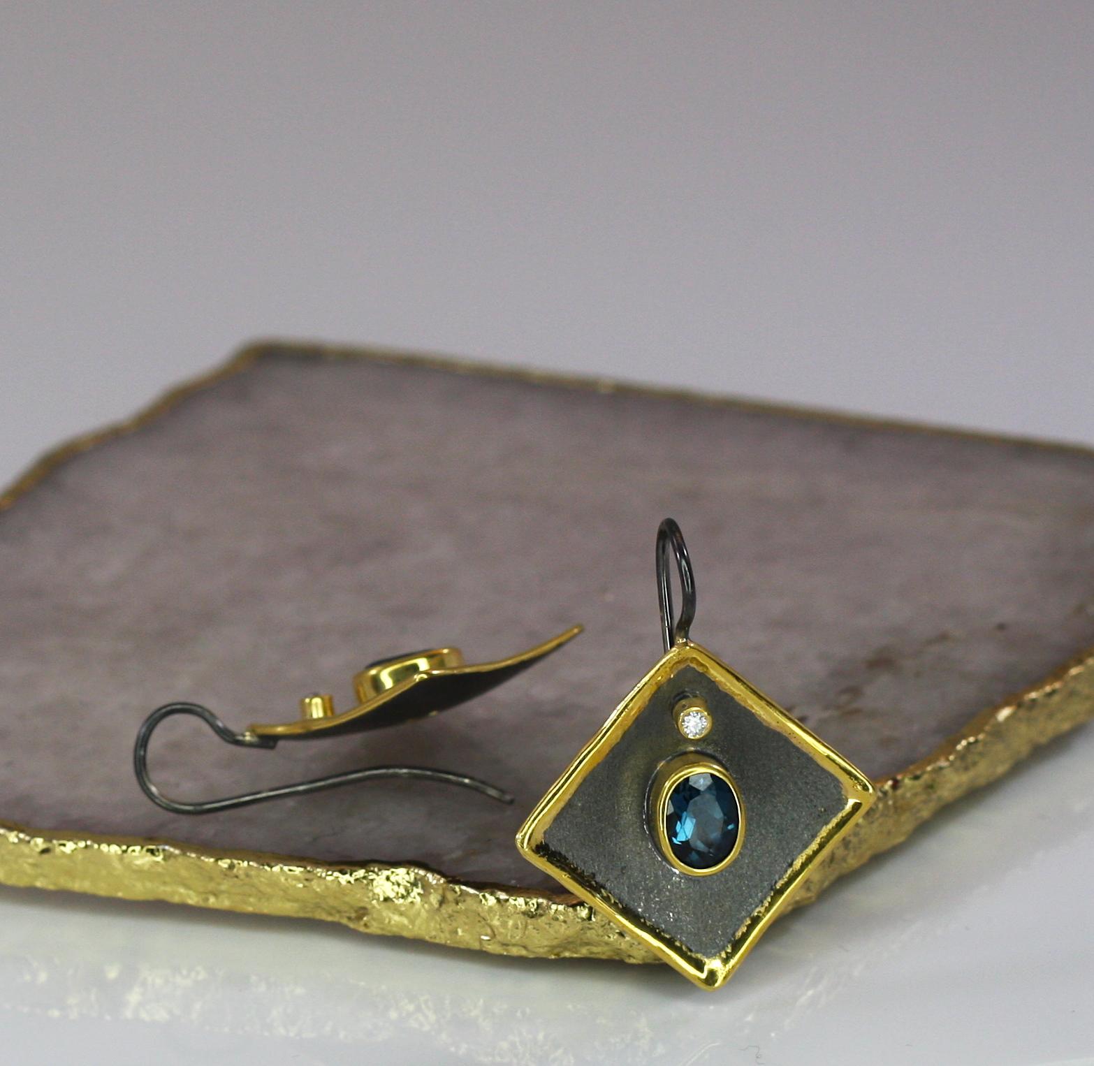 Yianni Creations Boucles d'oreilles en or 24 carats avec topaze, diamant, argent fin et rhodium noir Neuf - En vente à Astoria, NY