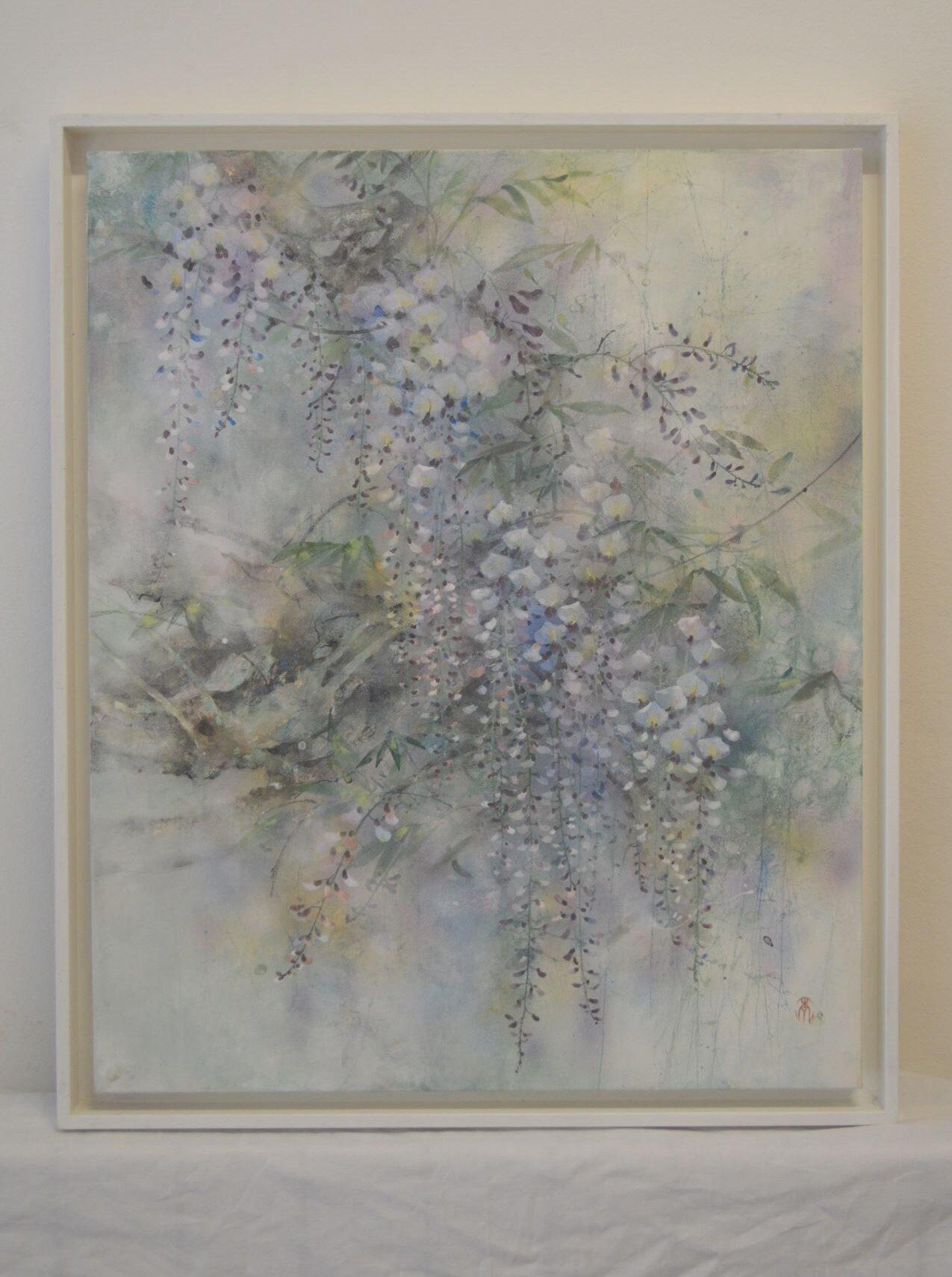 Bellflowers ist ein einzigartiges Gemälde des zeitgenössischen Künstlers Chen Yiching. Das Gemälde ist mit Mineralpigmenten gemalt, Japanpapier auf Holz aufgezogen und hat die Maße 61 × 50 cm. Die Maße des gerahmten (weiß gerahmten) Kunstwerks