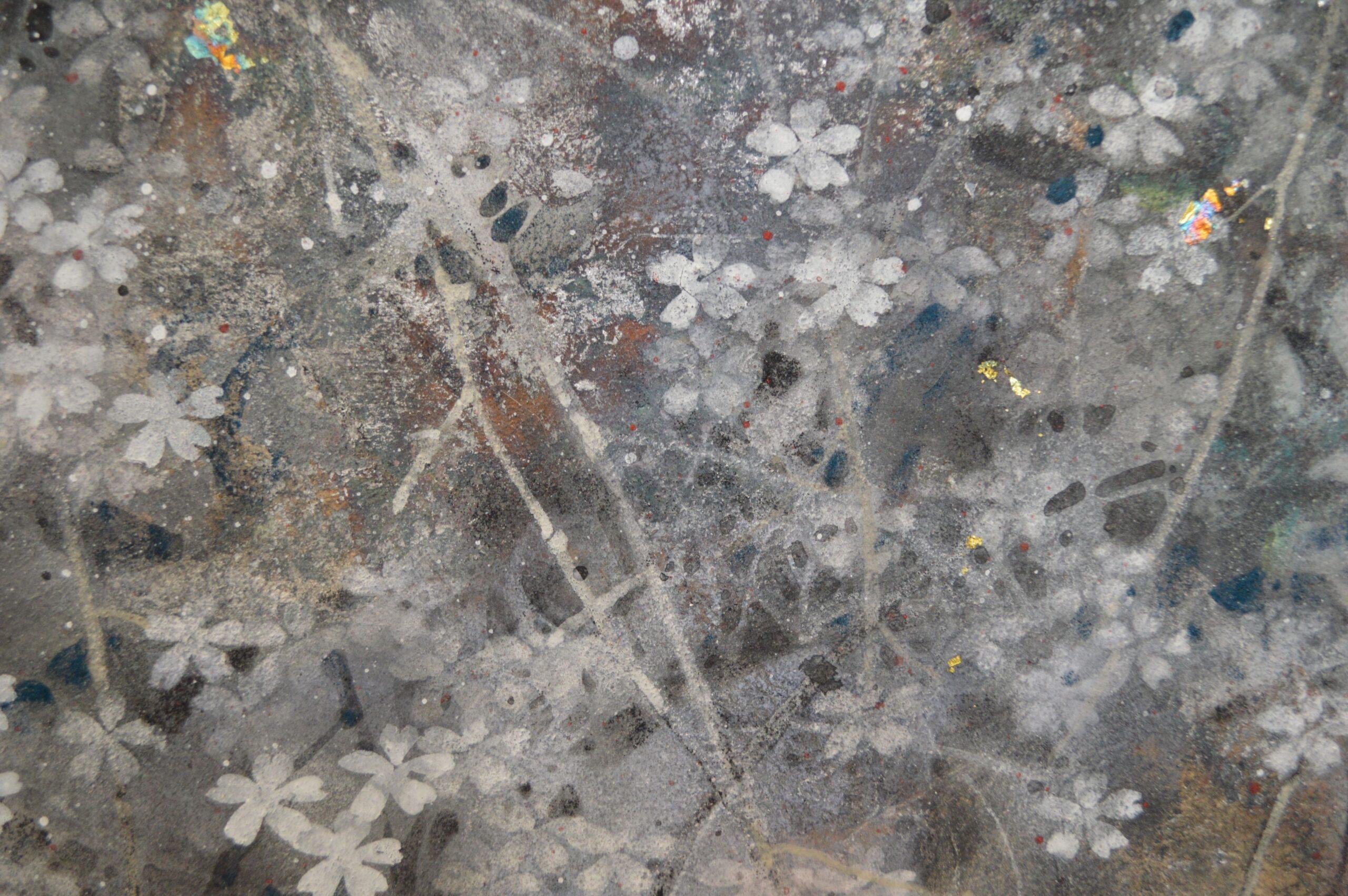 La pluie de cerisiers est une peinture unique de l'artiste contemporain Chen Yiching. La peinture est réalisée avec des pigments minéraux, des feuilles d'argent sur du papier japonais monté sur du bois. Les dimensions sont de 50 × 61 cm (19.7 × 24