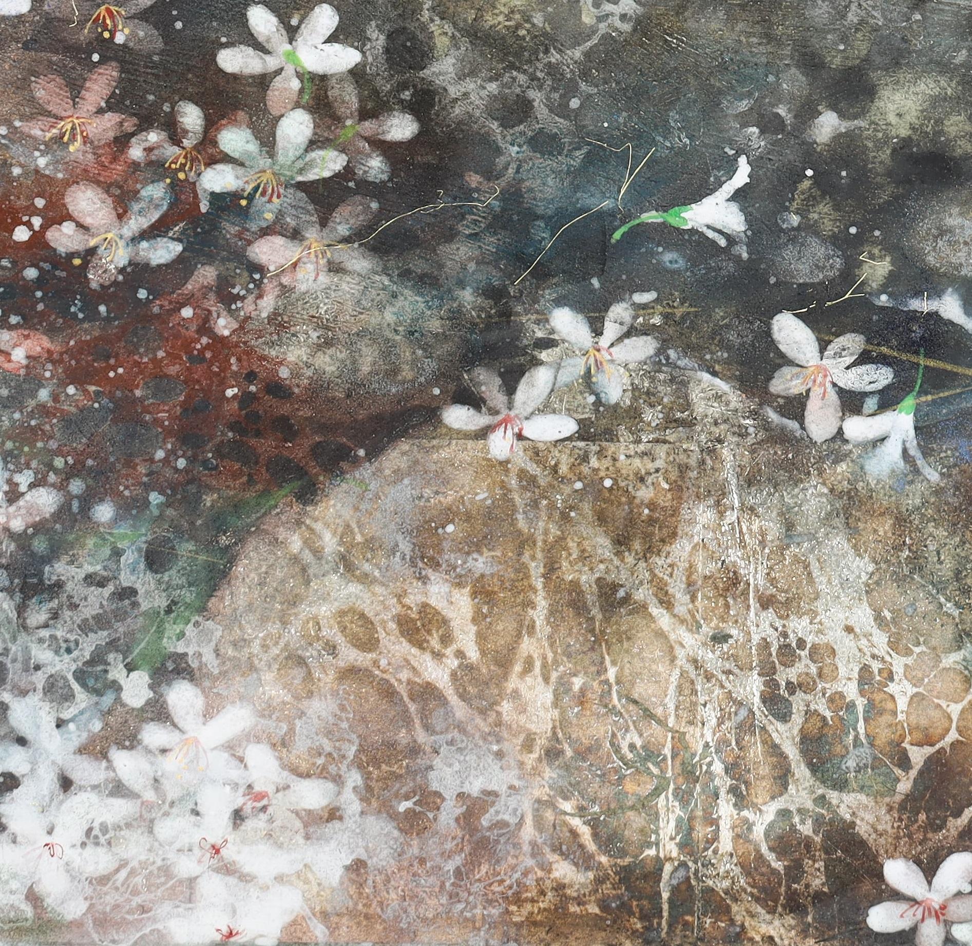 Snow of May II by CHEN Yiching - Nihonga painting, flora, earth tones - Contemporary Painting by Yiching Chen
