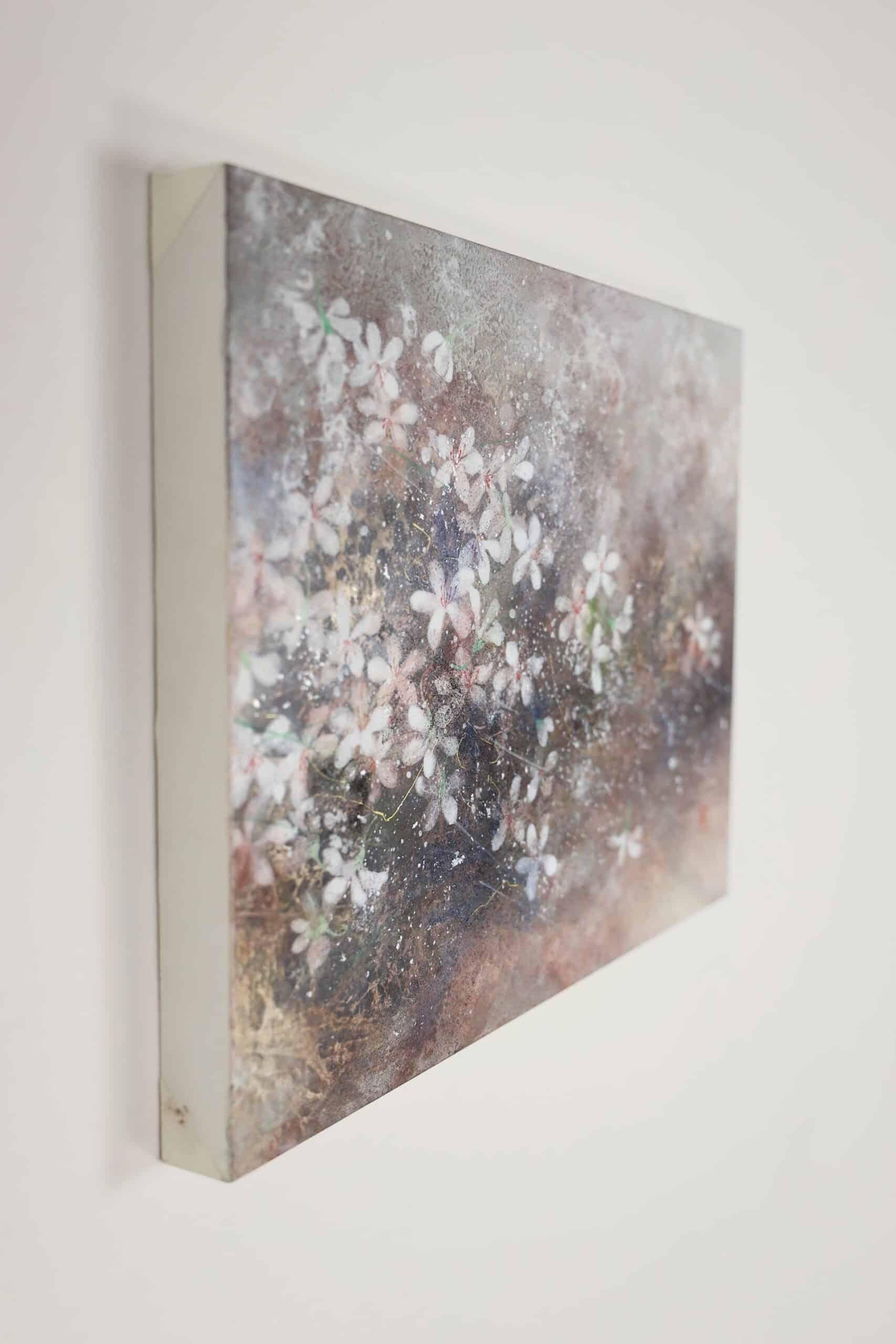Wind by Chen Yiching - Peinture nihonga contemporaine, fleurs, blanc - Contemporain Mixed Media Art par Yiching Chen