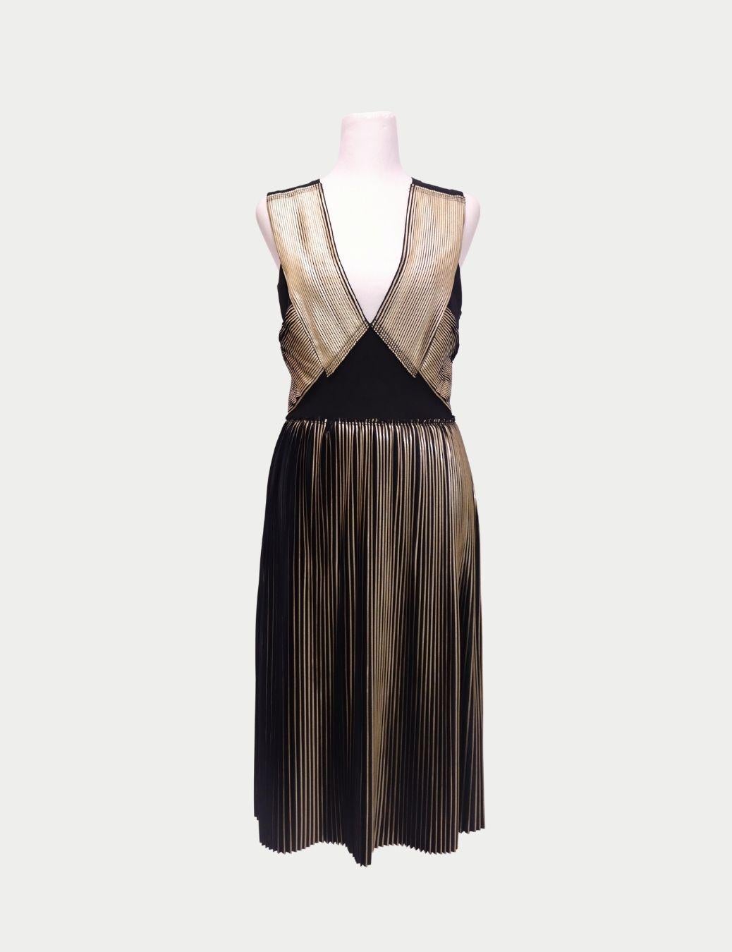 Yigal Azrouël Schwarz & Gold Plissee-Kleid

Dieses schwarz-goldene Kleid von Yigal Azrouël mit plissierten Einsätzen ist ein Blickfang, der architektonisches Design mit müheloser Femininität verbindet. Mit seinem auffallend tiefen V-Ausschnitt und