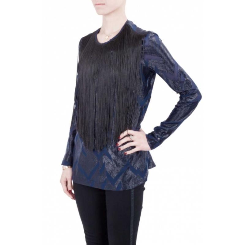 Questa camicetta di Chloe è fatta per durare tutta la stagione, in una bella tonalità blu navy. Questo pezzo, abbinato a pantaloni svasati, esalterà il tuo lato contemporaneo. Realizzato in misto seta e nylon, presenta pesanti frange sul davanti e