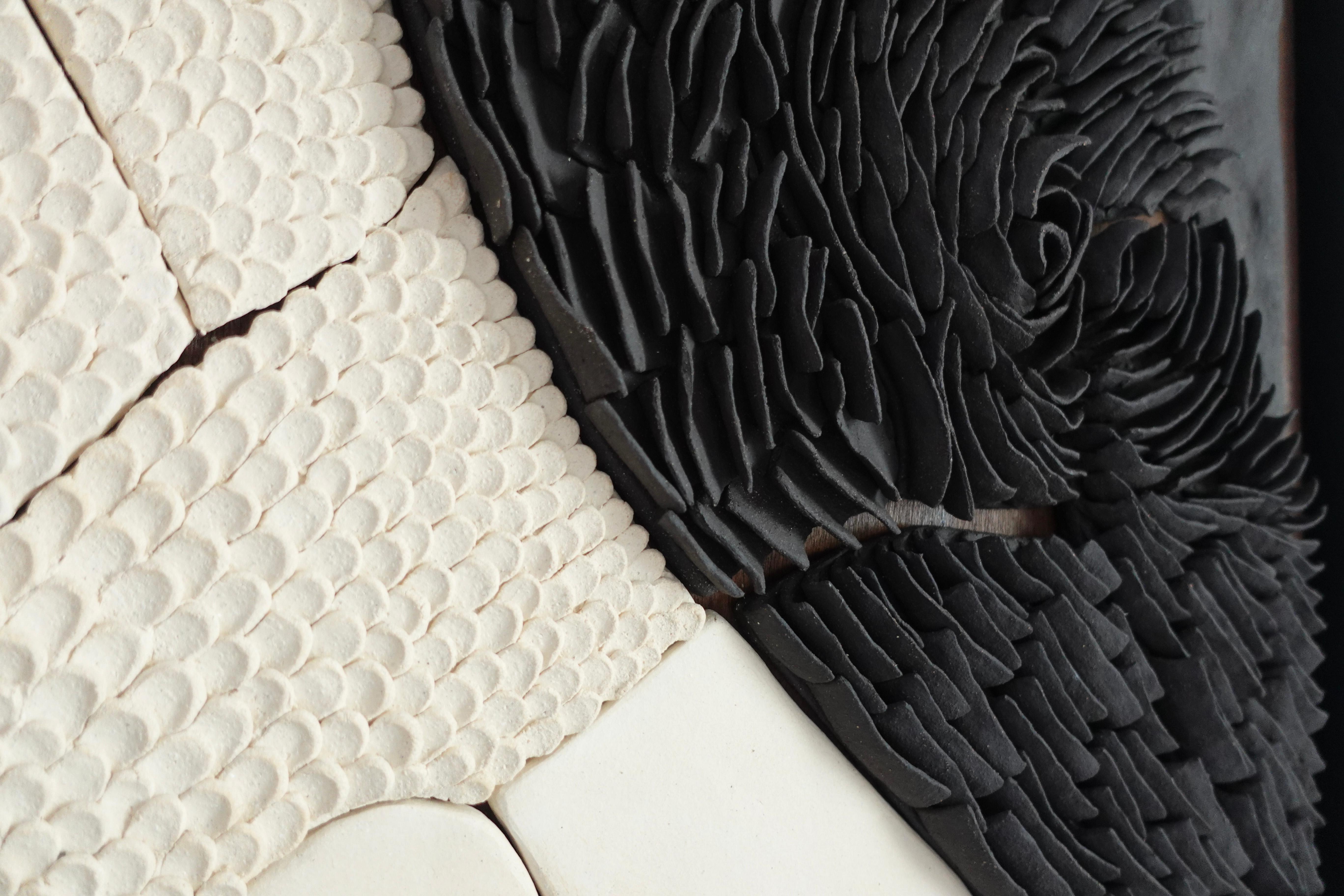 Yin und Yang ist eine keramische Wandskulptur der französischen Künstlerin Audrey Vo Van, die aus schwarz-weißem Schamotte-Steinzeug gefertigt und auf eine gebeizte Holzplatte montiert ist. Die Arbeit erforscht Gleichgewicht und Dualität durch