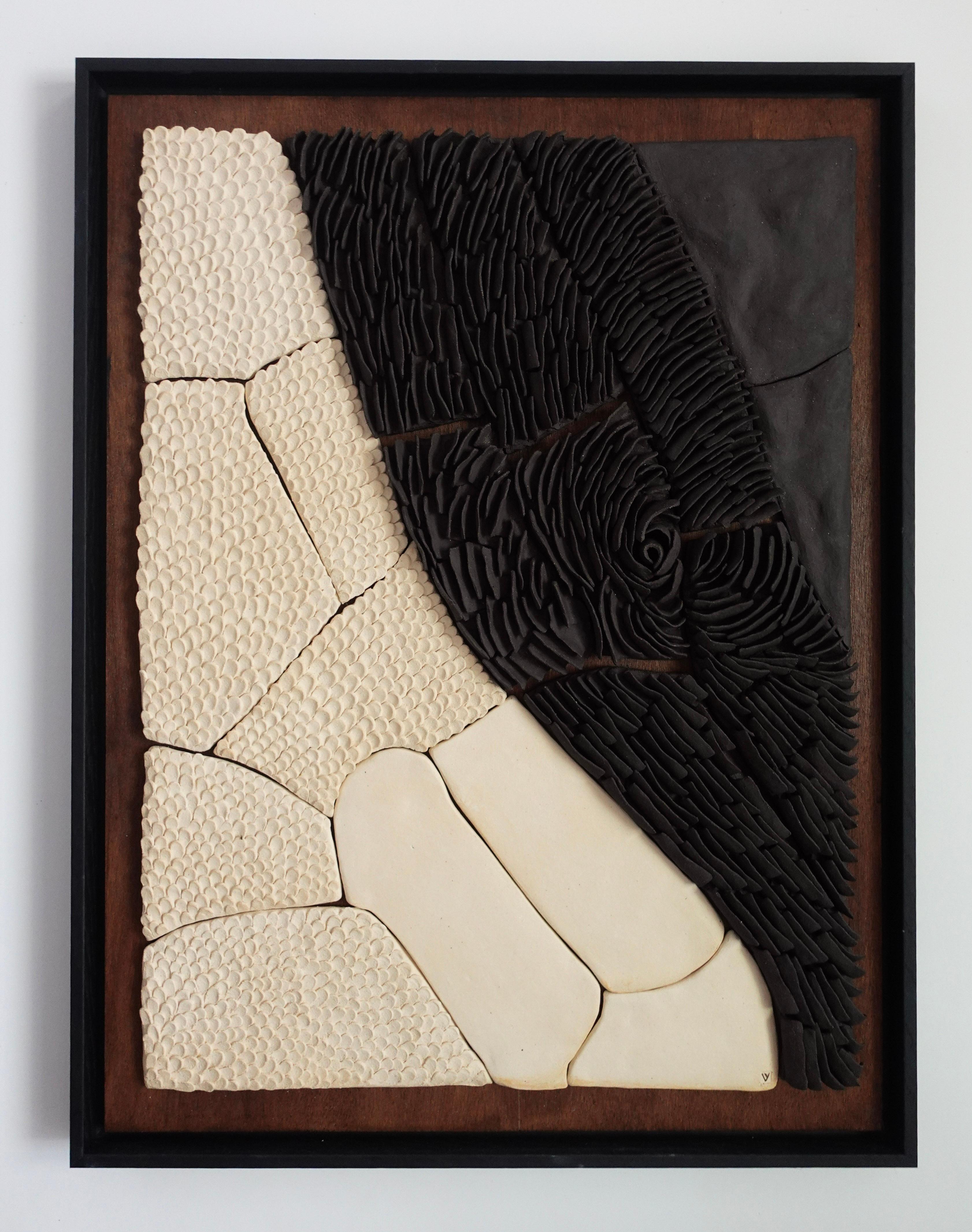 Yin und Yang - Schwarz-weiße Keramik-Wandskulptur auf Holzplatte (Organische Moderne) im Angebot