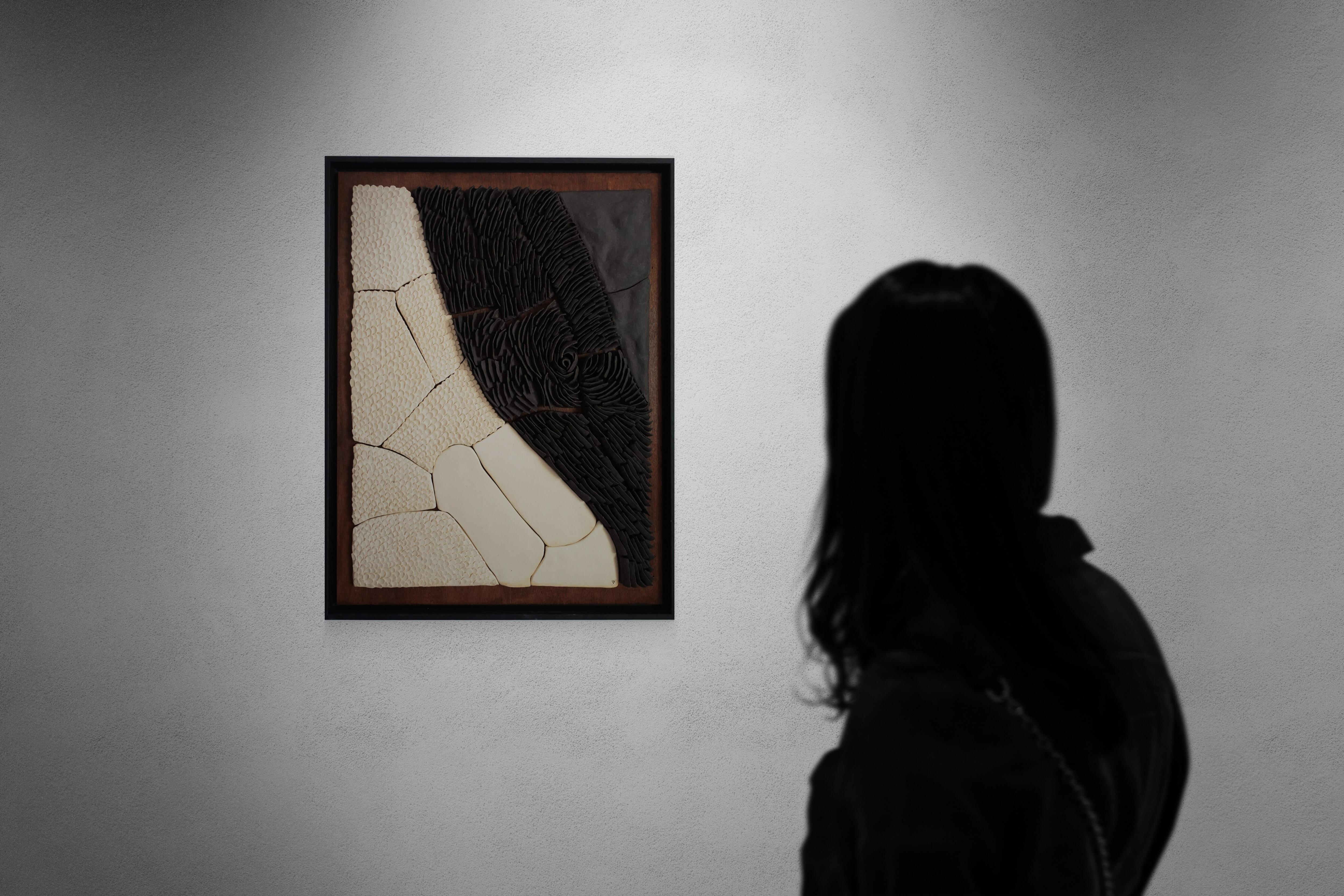Yin und Yang - Schwarz-weiße Keramik-Wandskulptur auf Holzplatte (Handgefertigt) im Angebot