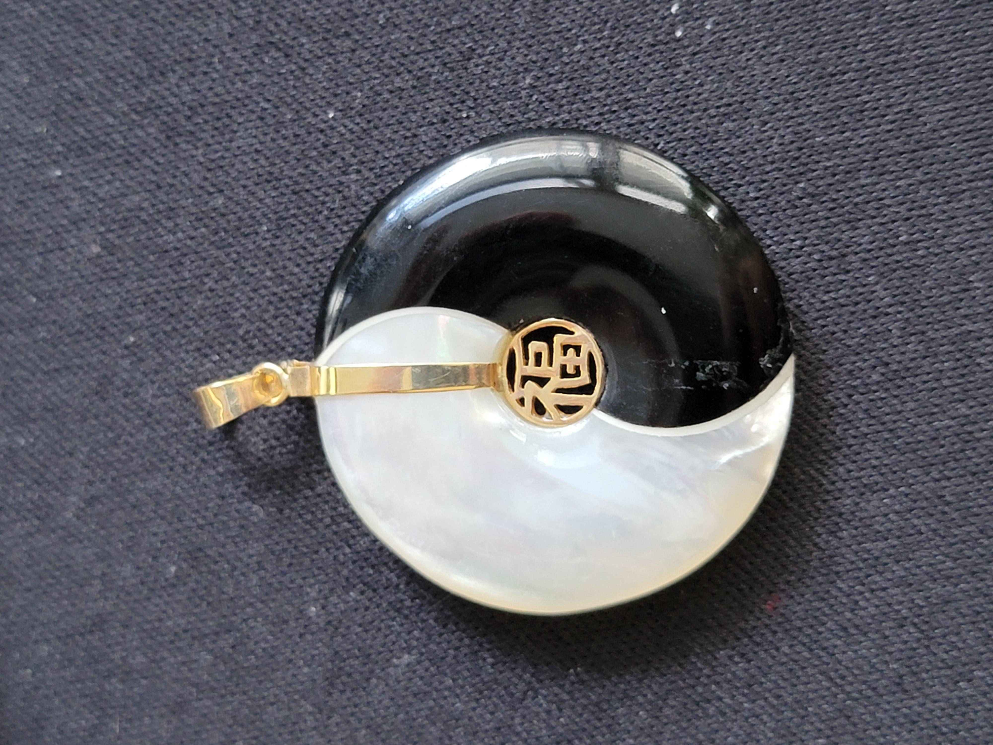 Yin And Yang Black Onyx and White Mother of Pearl Fortune Pendant with 14K Gold In New Condition For Sale In Kowloon, HK