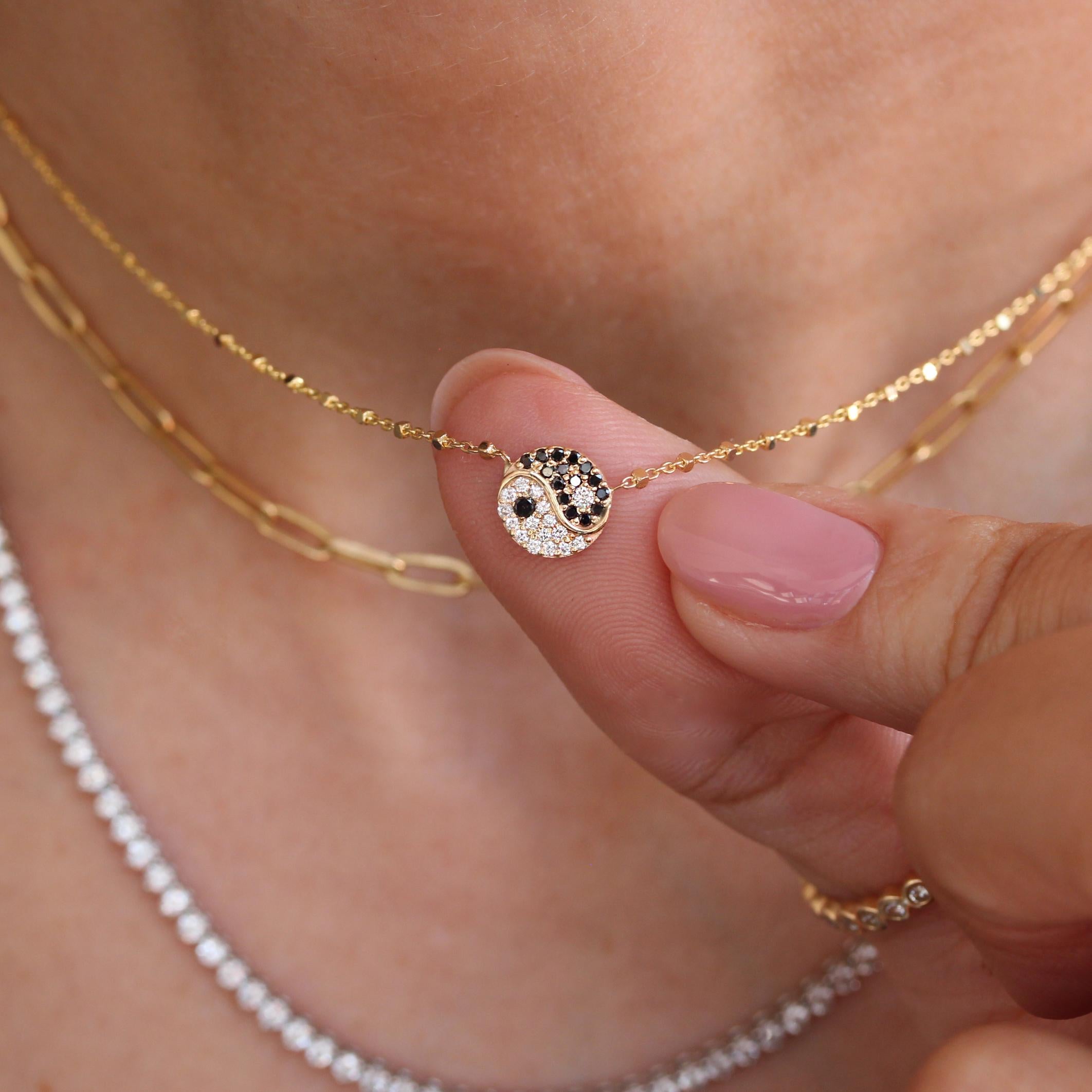 Taglio rotondo Simbolo dello Yang e dello Yin Orizzontale in diamanti bianchi e neri Collana di perline d'oro in vendita