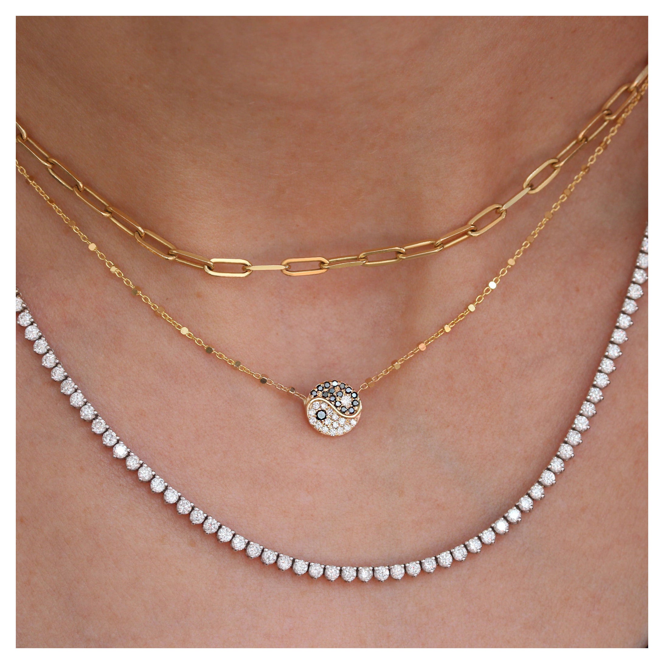 Halskette mit Yin- und Yang-Symbol, horizontale schwarze und weiße Diamanten, Goldperlen im Angebot