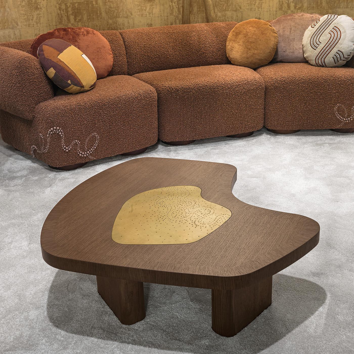 Table basse en laiton incrusté de forme fluide Yin en vente 1