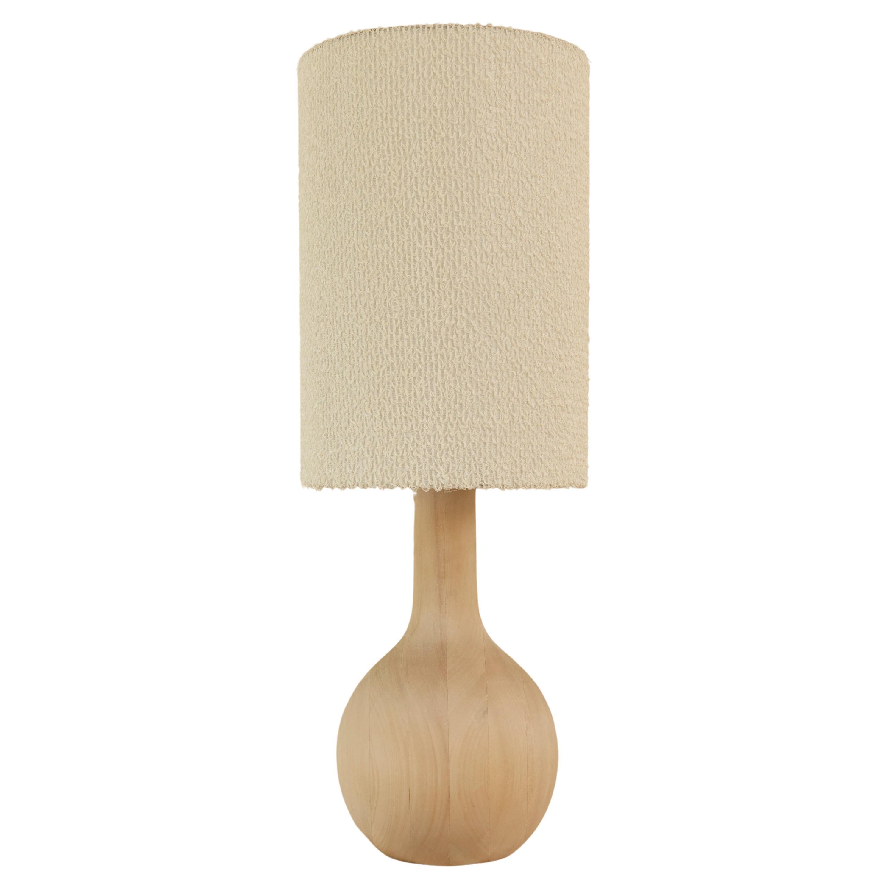 Yin Fransenlampe minimal-Skulptur  Bergahornholz, weißer Raffia-Schirm von Wende Reid