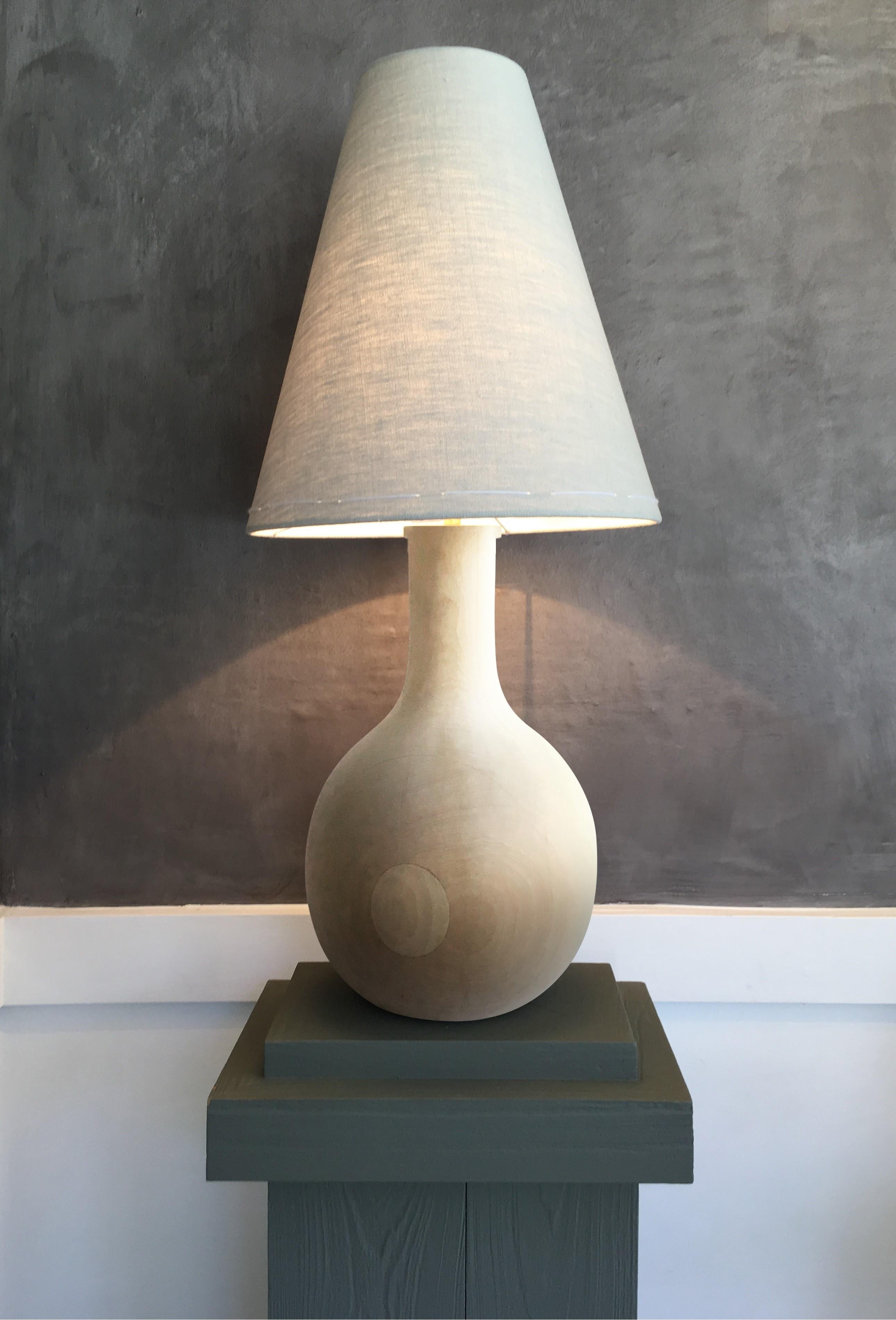 La Lámpara de Mesa Yin es un ejemplo artesanal y clásico de minimalismo de inspiración asiática y wabu-sabi.  Cada lámpara se fabrica por encargo con arce rocoso seleccionado,  una pieza cada vez en un solo torno por un maestro artesano.  Las