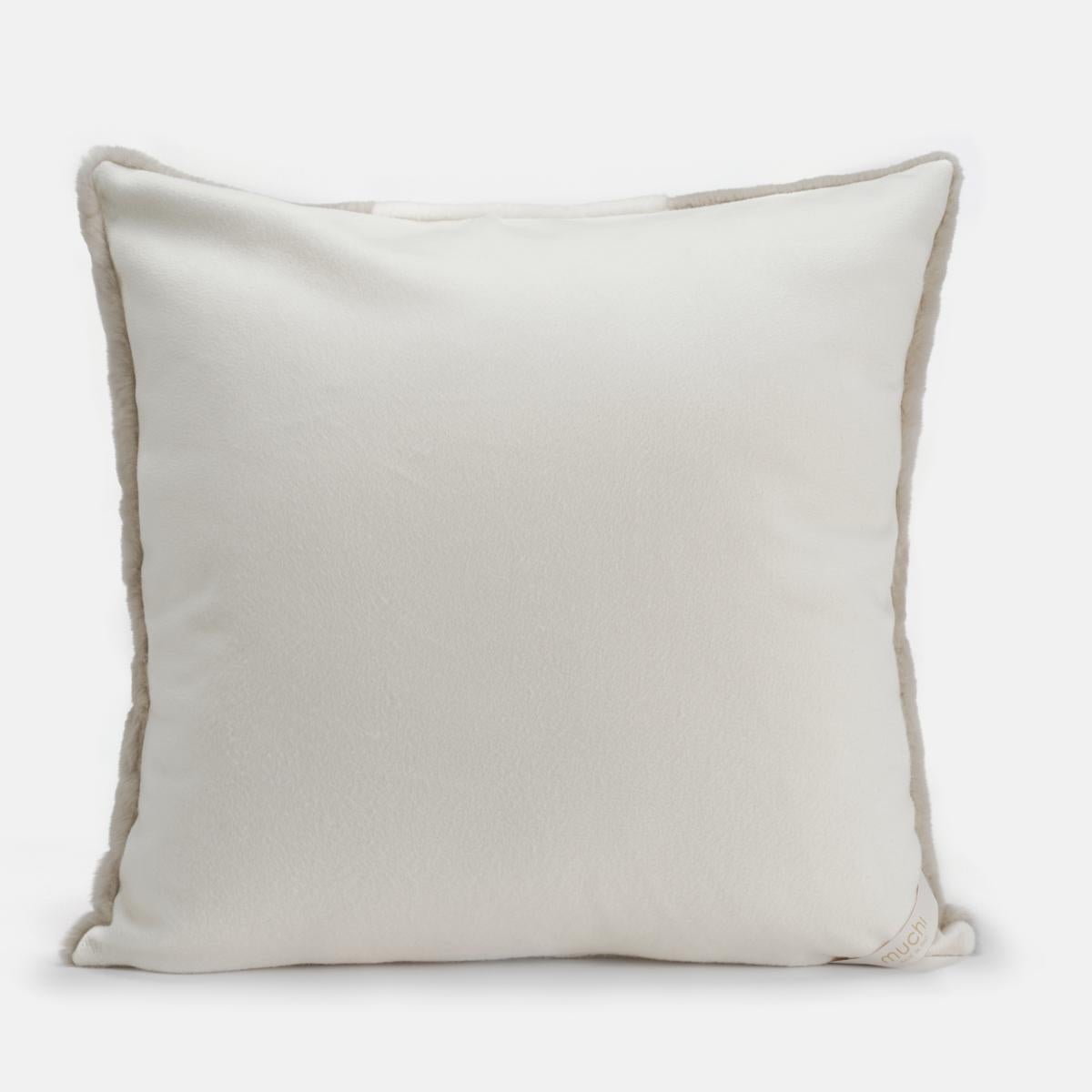 Coussin en castor d'Amérique du Sud, dont les poils duveteux et généreux combinent le blanc crème et le cachà pour créer un motif de rayures alternées.

Parfait pour les grands canapés et les couleurs douces, où il se fondra dans le décor et