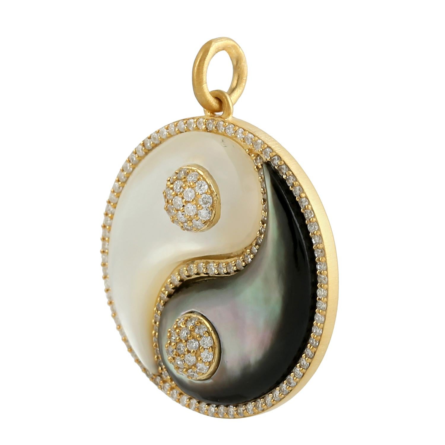 Artigiano Ciondolo a forma di charme Yang Yang con madreperla e diamanti in oro 14k in vendita