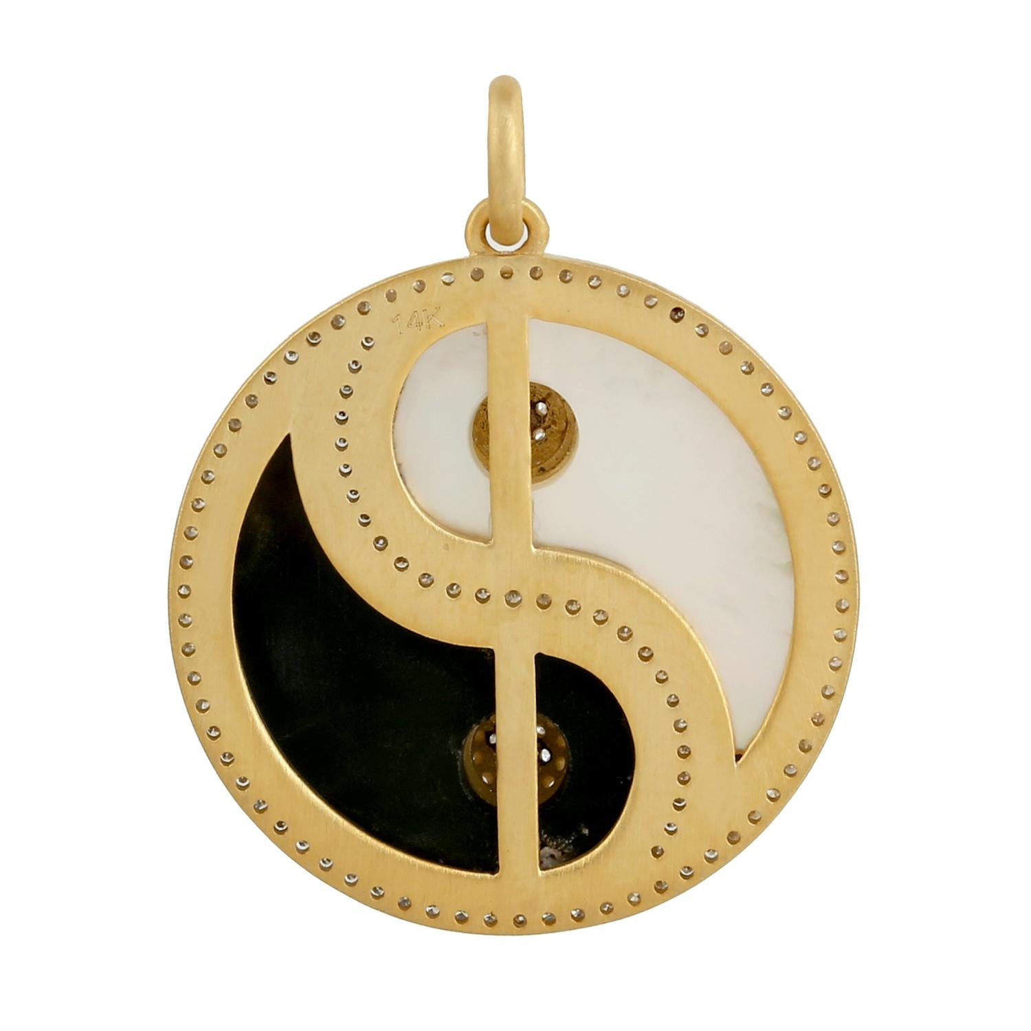 Taglio misto Ciondolo a forma di charme Yang Yang con madreperla e diamanti in oro 14k in vendita