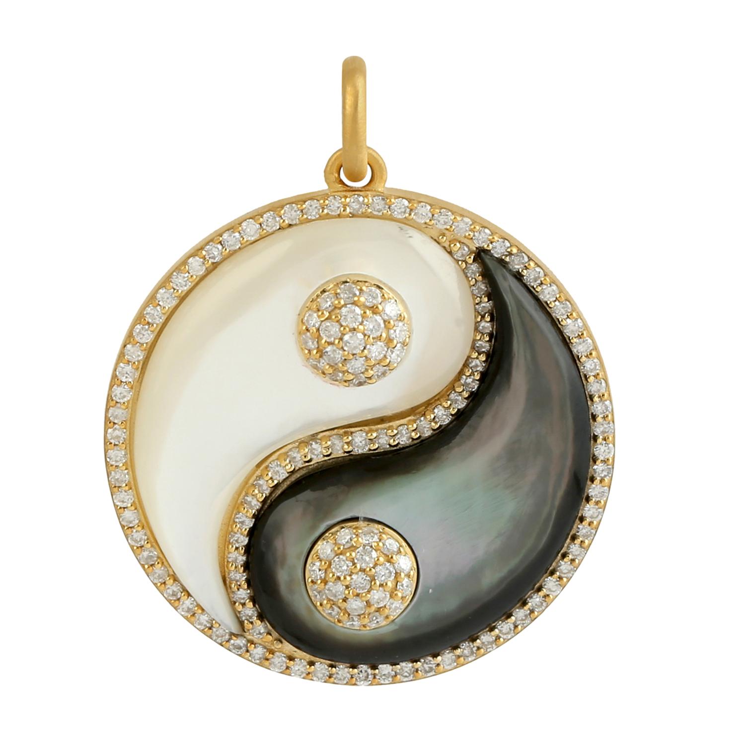 Ciondolo a forma di charme Yang Yang con madreperla e diamanti in oro 14k In condizioni Nuovo in vendita a New York, NY