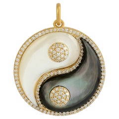 Pendentif Yin Yang en or 14 carats avec nacres et diamants