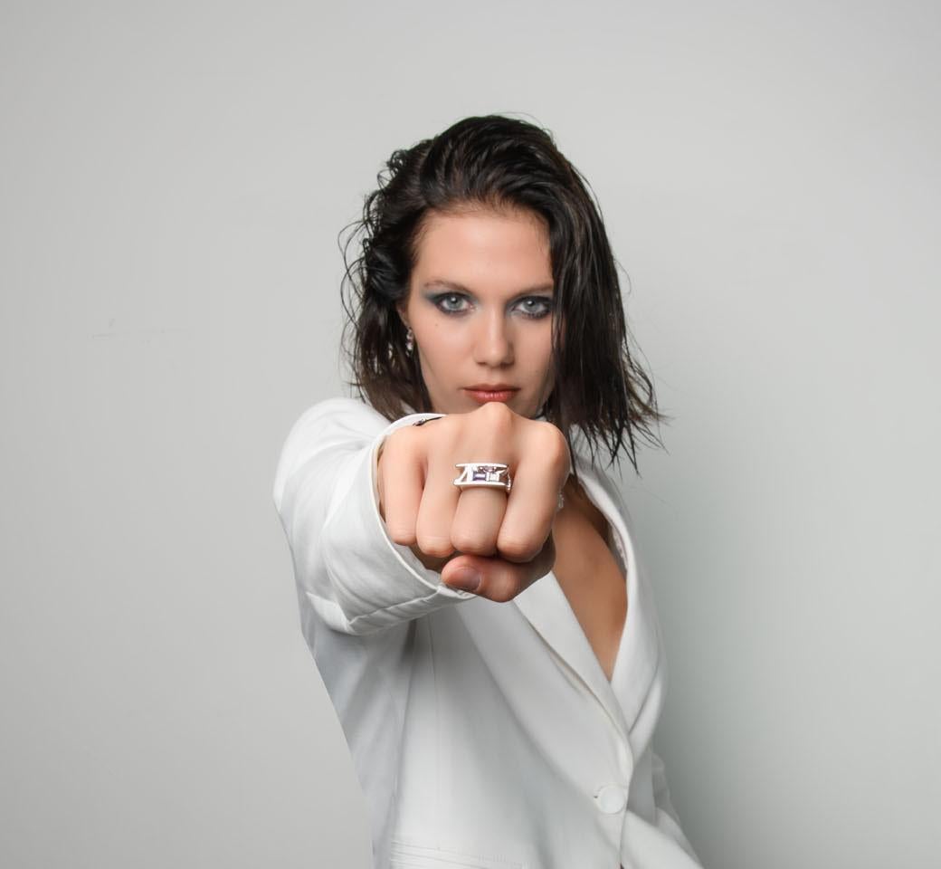 Questo anello d'oro bianco a 18 carati è un pezzo del set chiamato 