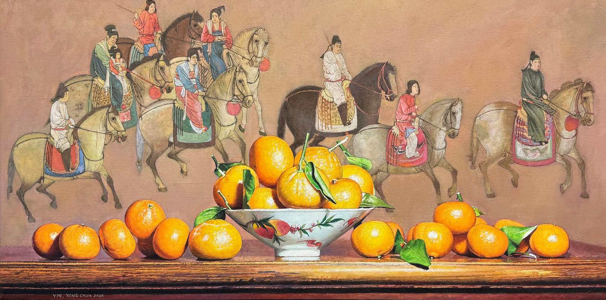 Dieses Blumenstillleben "Stillleben mit Orangen" des Künstlers Yin Yong Chun ist ein 15x30 großes Ölgemälde auf Leinwand, das eine Schale mit Orangen in einer verzierten Porzellanschale sowie Orangenstapel auf beiden Seiten der Schale zeigt. Die