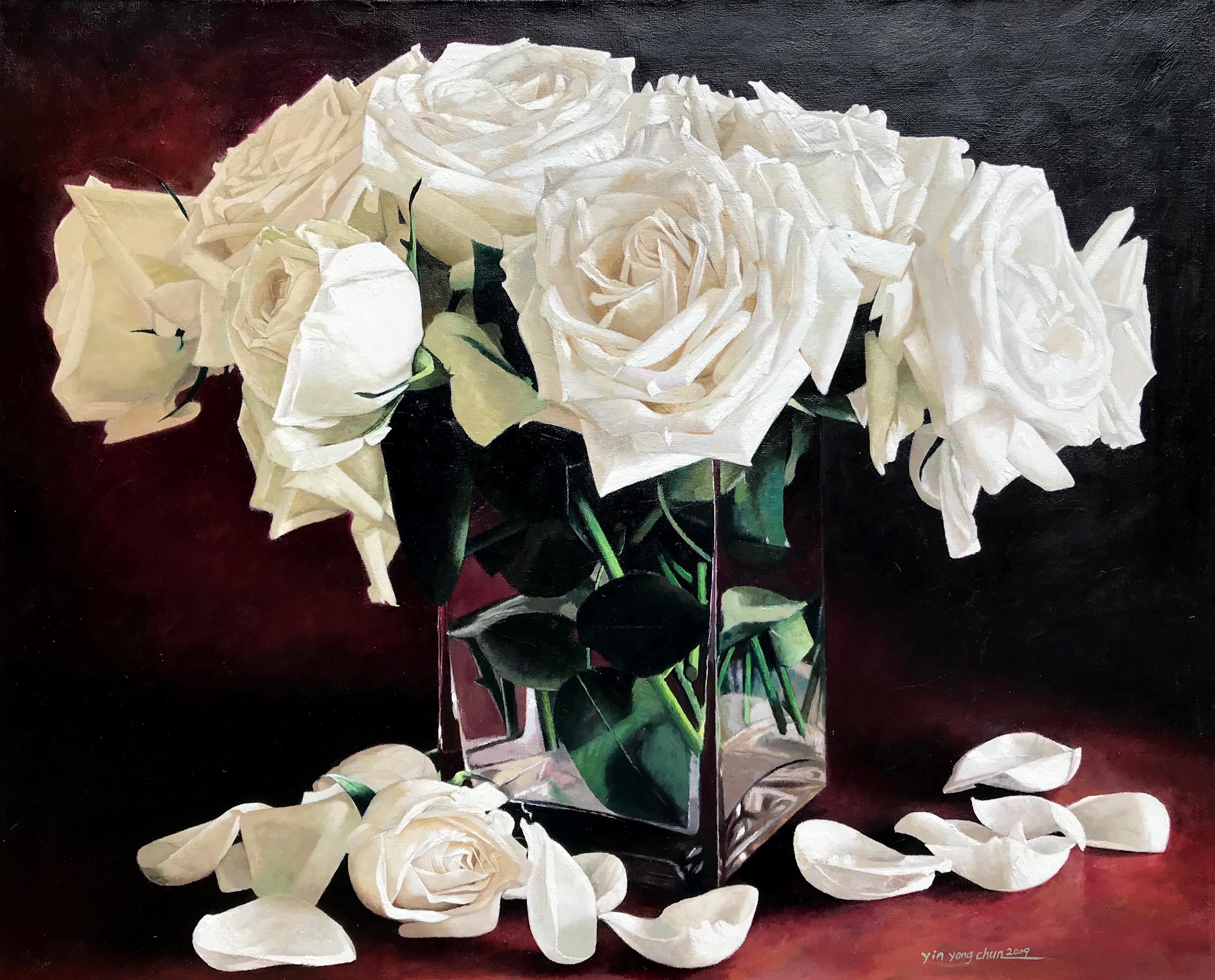 Dieses Blumenstillleben, "Weiße Rosen", von der Künstlerin Yin Yong Chun  ist ein 24x30 großes Ölgemälde auf Leinwand, das einen Strauß weißer Rosen in einer Glasvase mit heruntergefallenen weißen Blütenblättern auf dem Tisch zeigt. Der Hintergrund