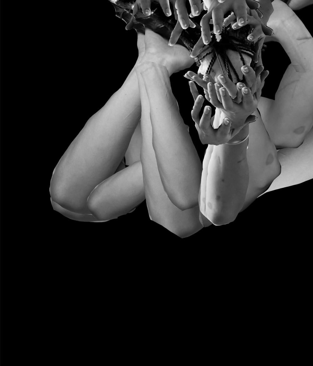Série fragmentée : L'artiste a voulu créer un air de tristesse et d'émotions négatives que l'on pourrait ressentir dans une photographie. Selon elle, nous suivons notre routine quotidienne, laissant souvent nos émotions à l'arrière-plan, sans les