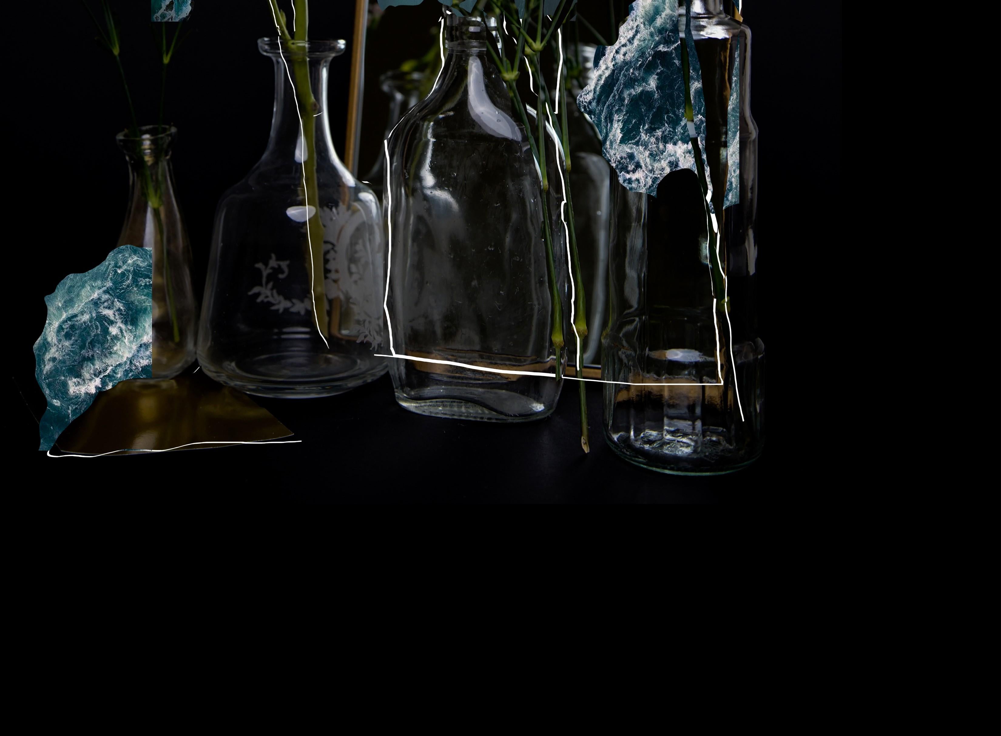 Unbenannt  #2. Aus der Serie „Es ist ein Ozean in meinem Glas“ Abstrakt  Foto (Schwarz), Color Photograph, von Ying Chen