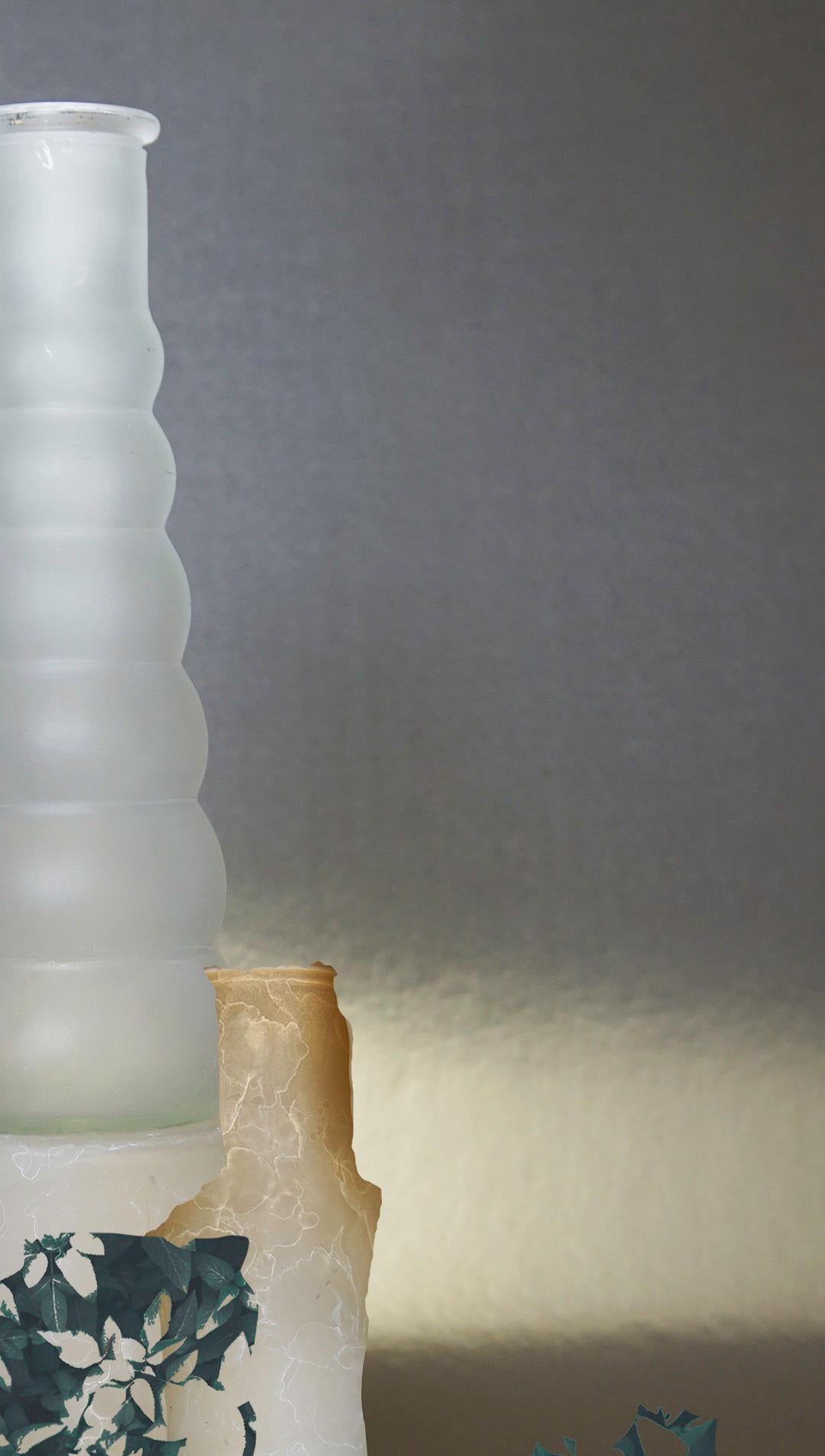 Es gibt einen Ozean in meiner Glasserie: Ying Chen hat einen immer wiederkehrenden Traum: eine Szenerie, die aus einem wolkenverhangenen Himmel, Grasfeldern und einem Gewässer besteht. In diesem nebligen, aber farbenfrohen Traum ist der Himmel