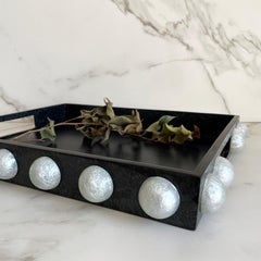 Ying-Service-Tablett aus Perlen- und schwarzem Perlenharz von Paola Valle