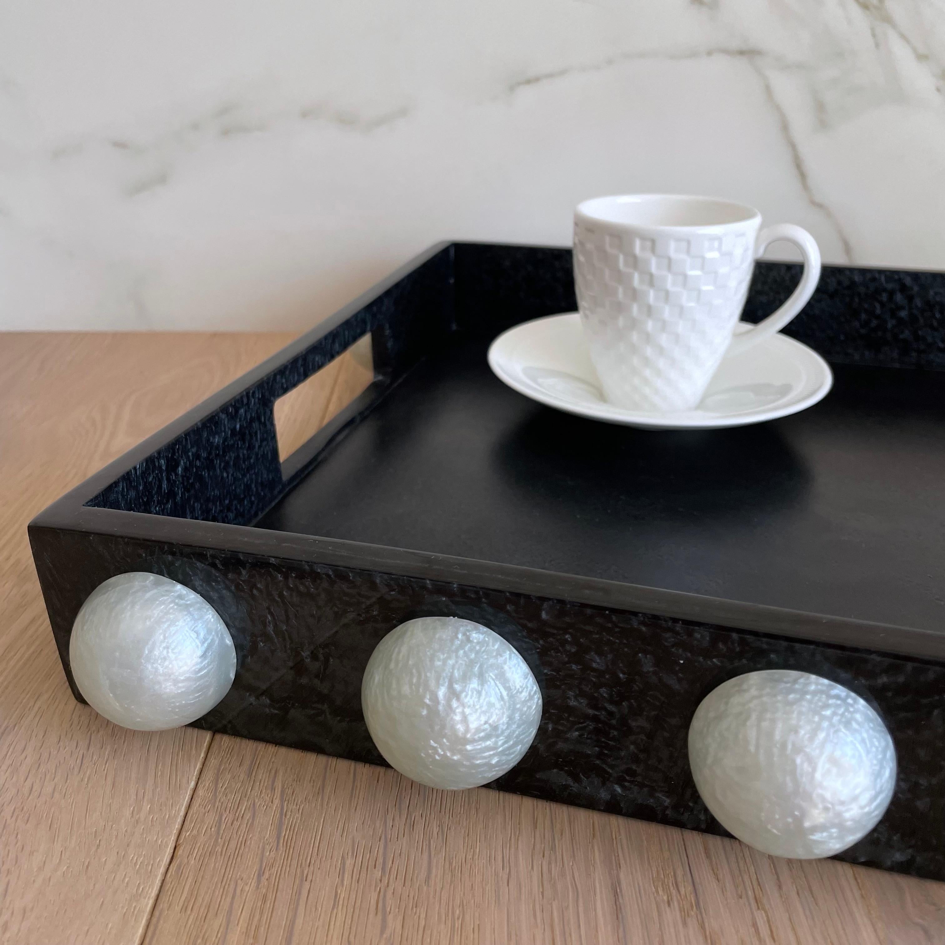 Ying-Service-Tablett aus Perlen- und schwarzem Perlenharz von Paola Valle (Moderne) im Angebot