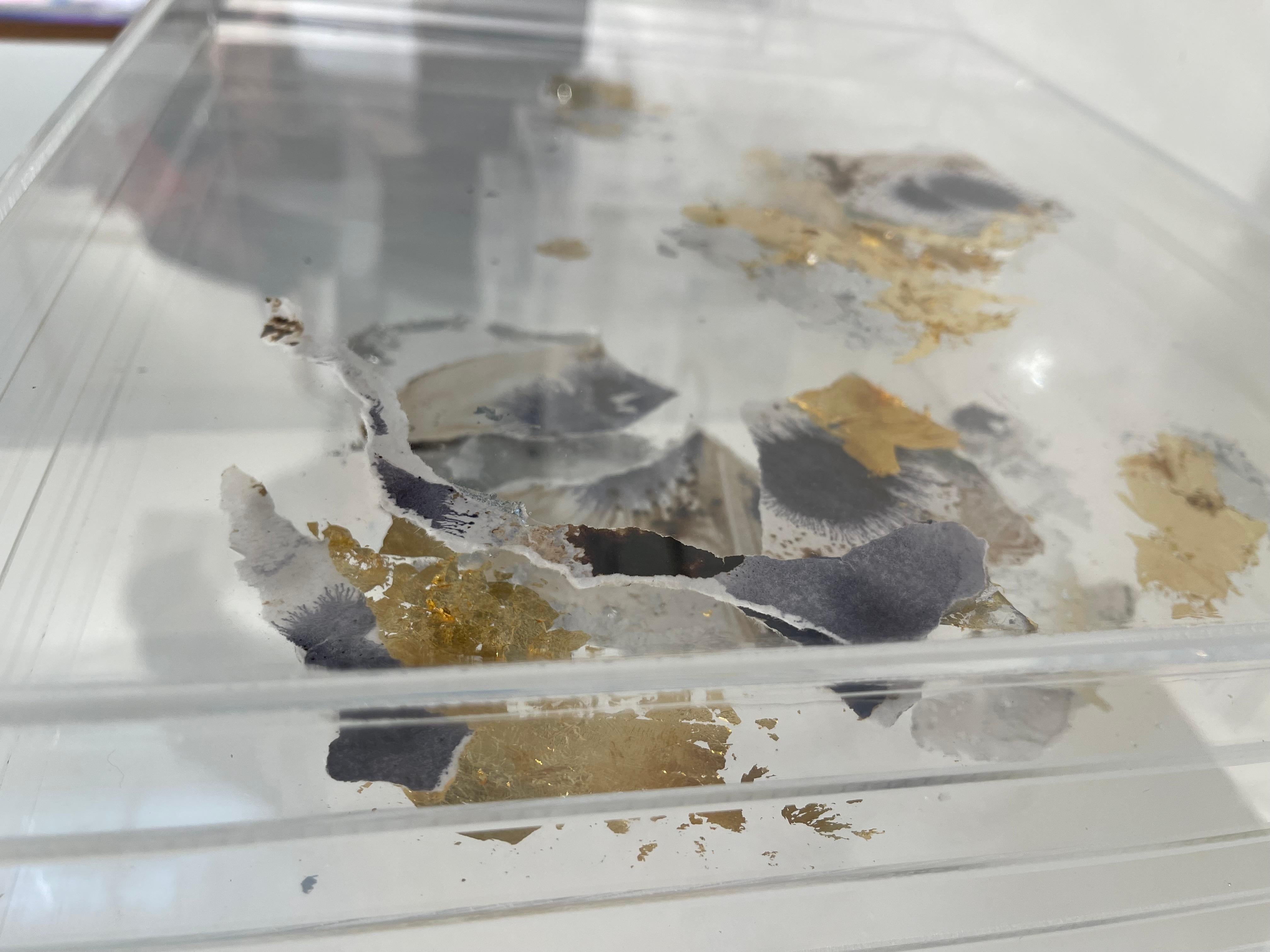 Esta caja acrílica es una obra dimensional con tres paneles intercambiables y perfumados. 
 Colores vibrantes, una creación original y única, una decoración magnífica, intrigante y gráfica. 
Pieza única.

Yiriane Kahn es una artista visual