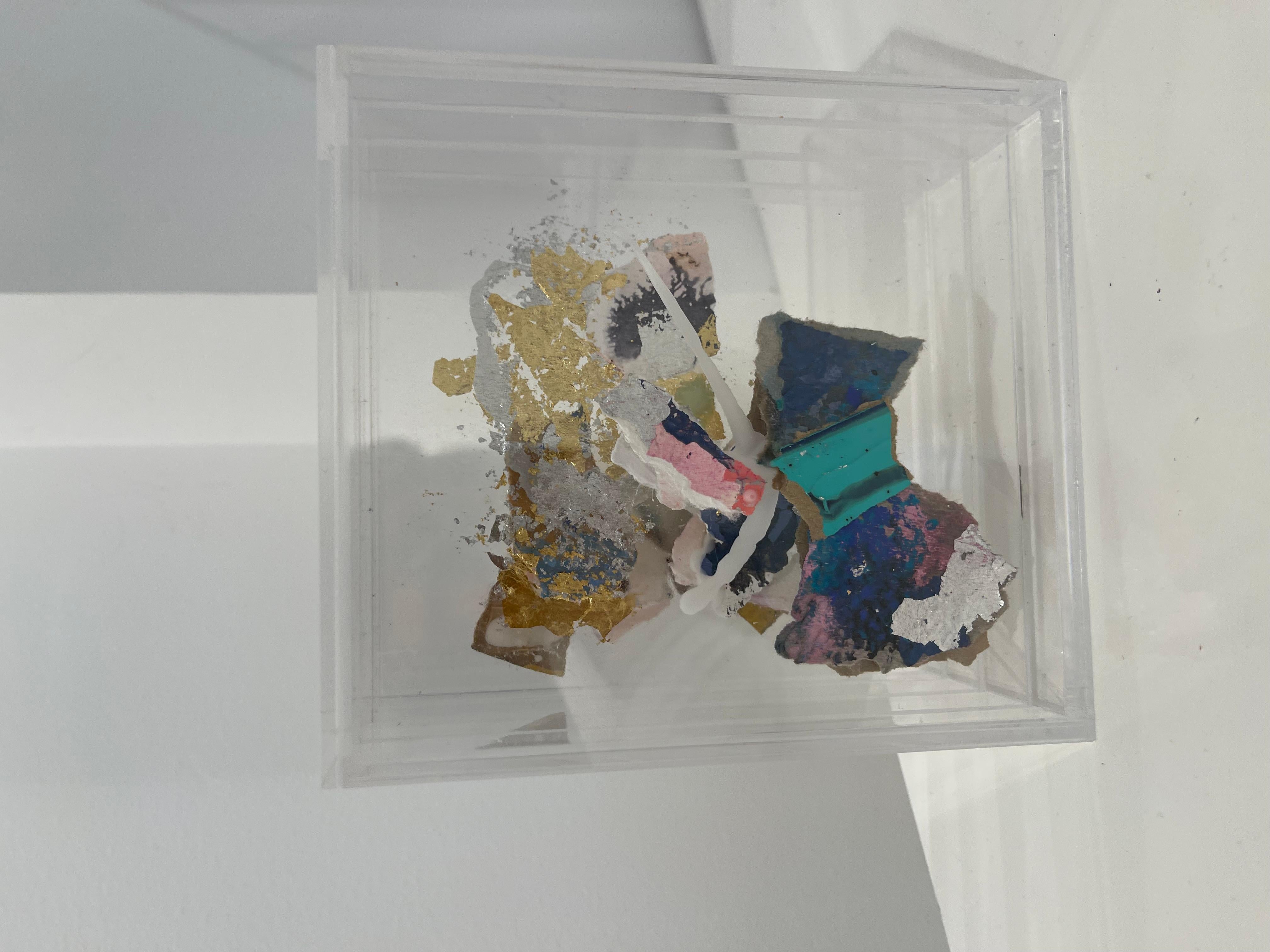 Totally unique piece, with an outstanding construction .Unique.
This acrylic box is a dimensional work featuring three interchangeable, scented panels. Vibrant colors, an original and unique creation, a superb, intriguing and graphic decoration.