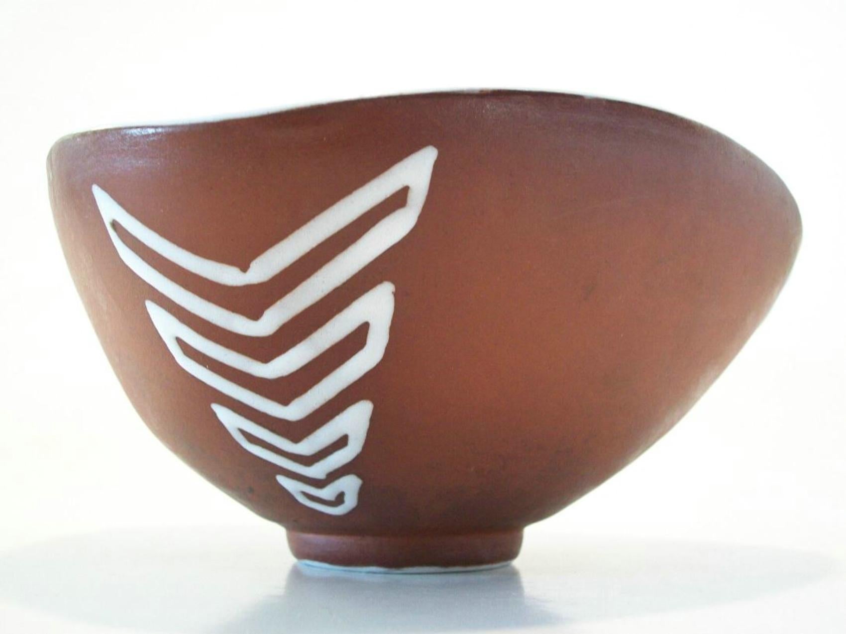Chinese Yixing Zisha Glazed Ceramic Bowl, Hand Painted Chevron Design, 20th Century For Sale