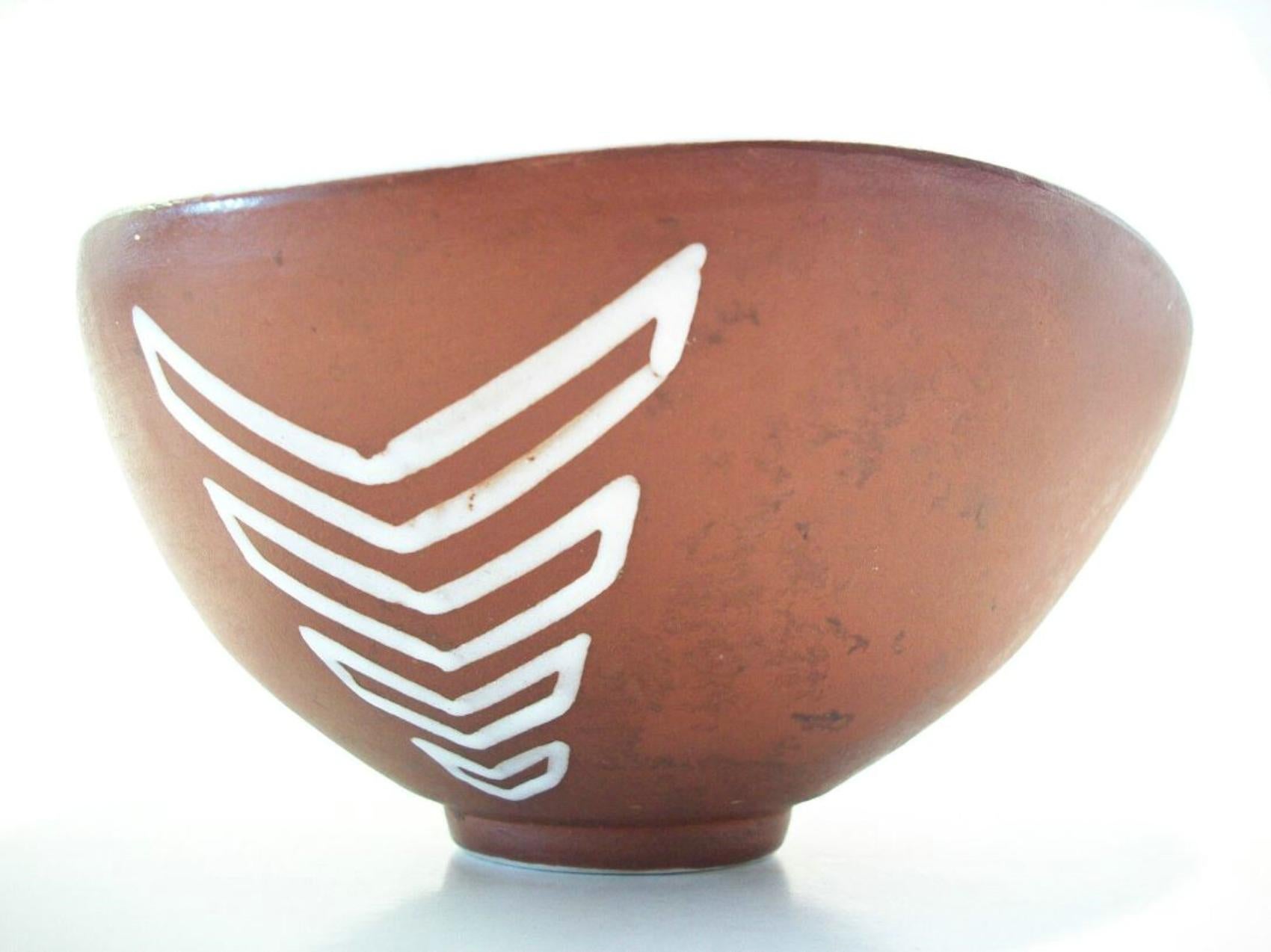 Vernissé Bol en céramique émaillée Yixing Zisha, motif de chevrons peint à la main, 20e siècle en vente