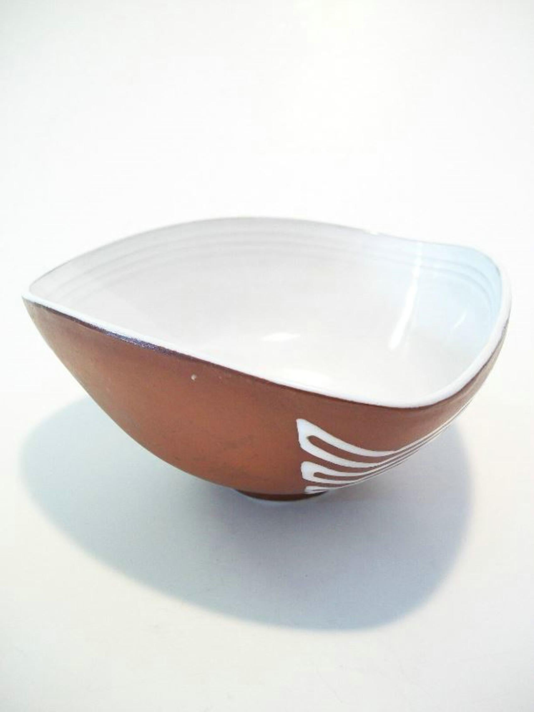 Yixing Zisha Glazed Ceramic Bowl, Hand Painted Chevron Design, 20th Century For Sale 2