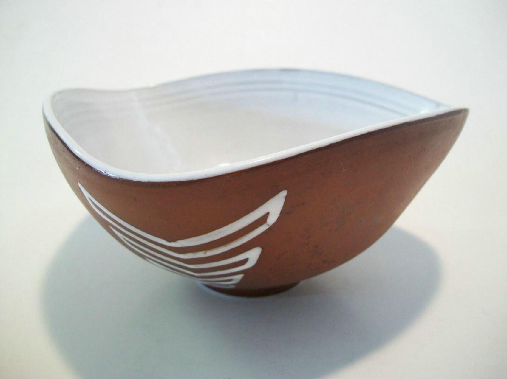 Yixing Zisha Glazed Ceramic Bowl, Hand Painted Chevron Design, 20th Century For Sale 3