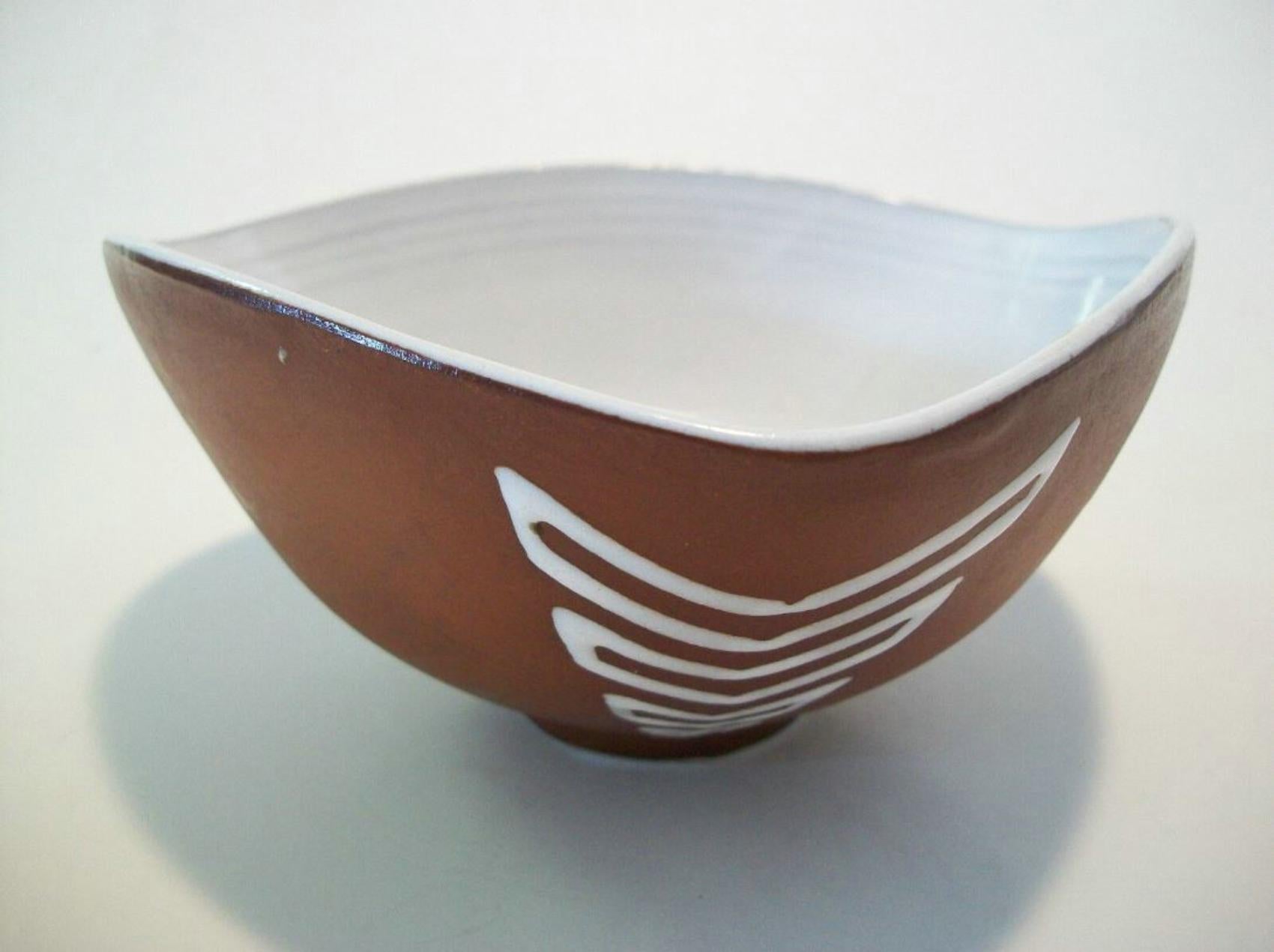 Yixing Zisha Glazed Ceramic Bowl, Hand Painted Chevron Design, 20th Century For Sale 4