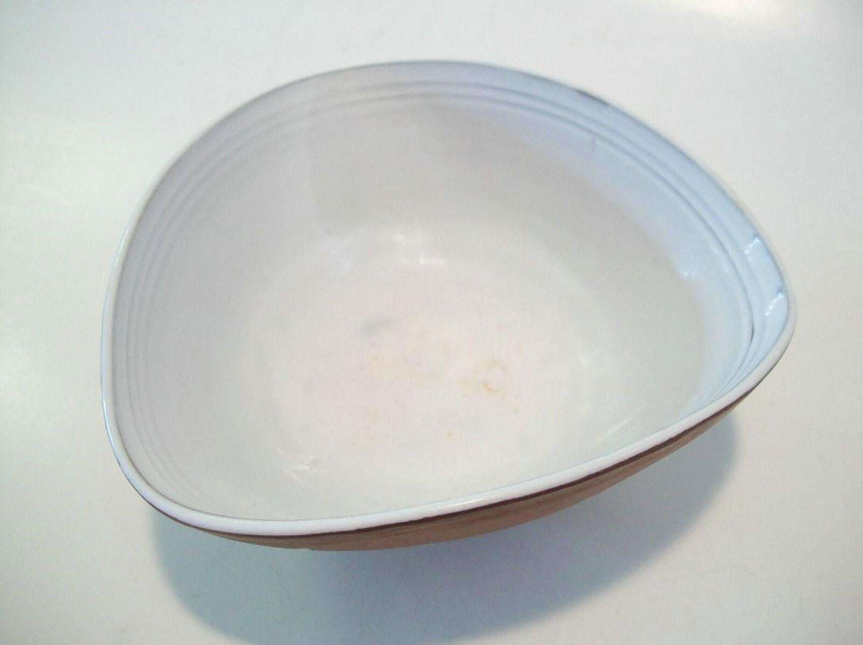 Yixing Zisha Glazed Ceramic Bowl, Hand Painted Chevron Design, 20th Century For Sale 5
