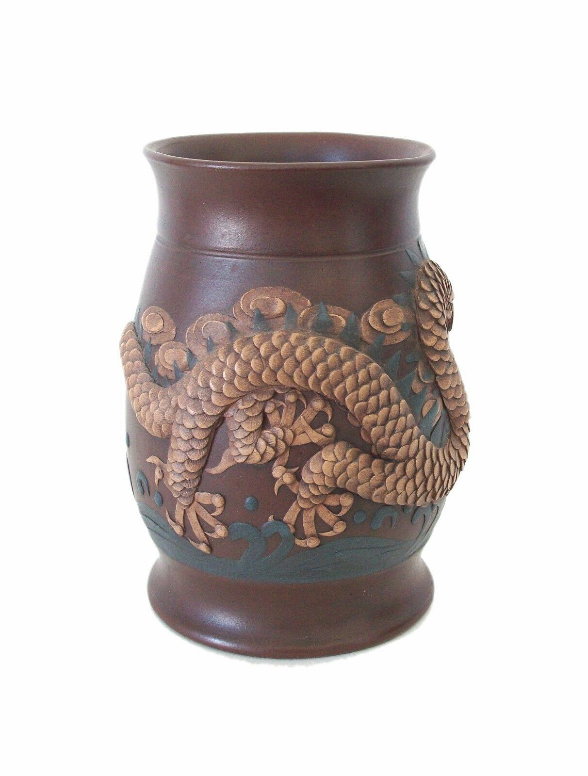 Yixing Zisha Imperial Dragon Vase/Bürstentopf, quadratisches Siegel, China, 20. Jahrhundert (Chinesisch) im Angebot