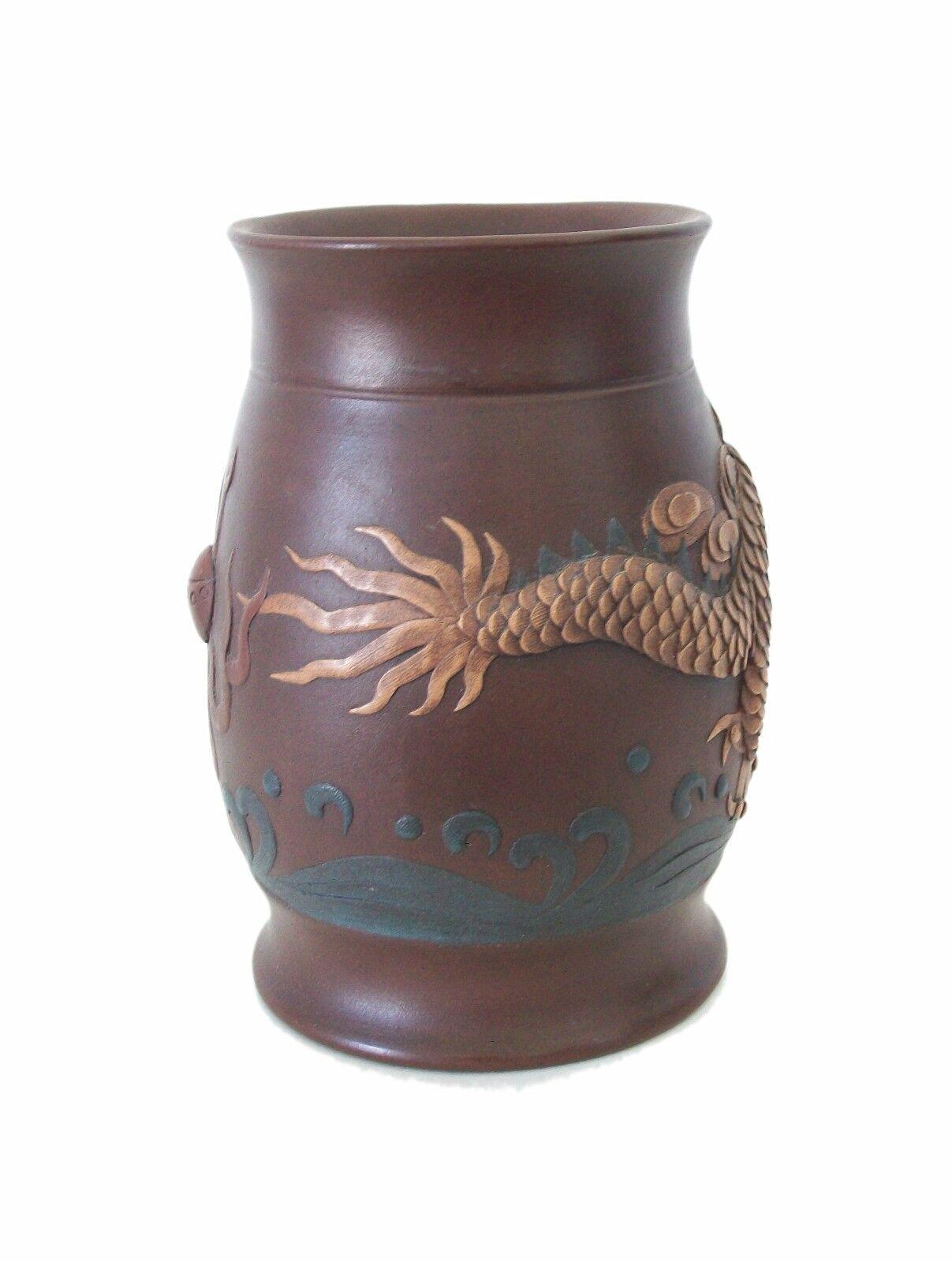Yixing Zisha Imperial Dragon Vase/Bürstentopf, quadratisches Siegel, China, 20. Jahrhundert (Handgefertigt) im Angebot