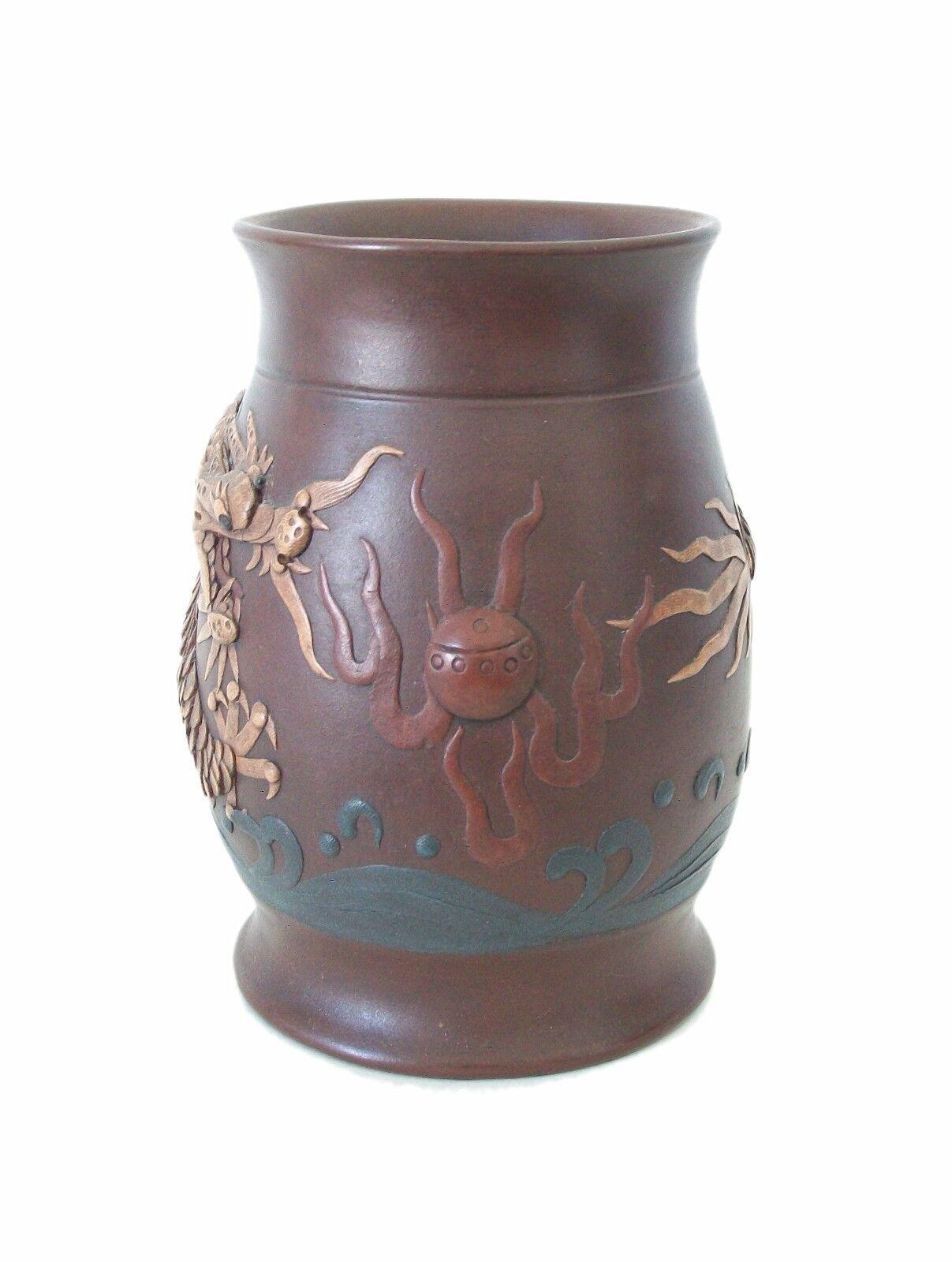 Yixing Zisha Imperial Dragon Vase/Bürstentopf, quadratisches Siegel, China, 20. Jahrhundert im Zustand „Gut“ im Angebot in Chatham, ON