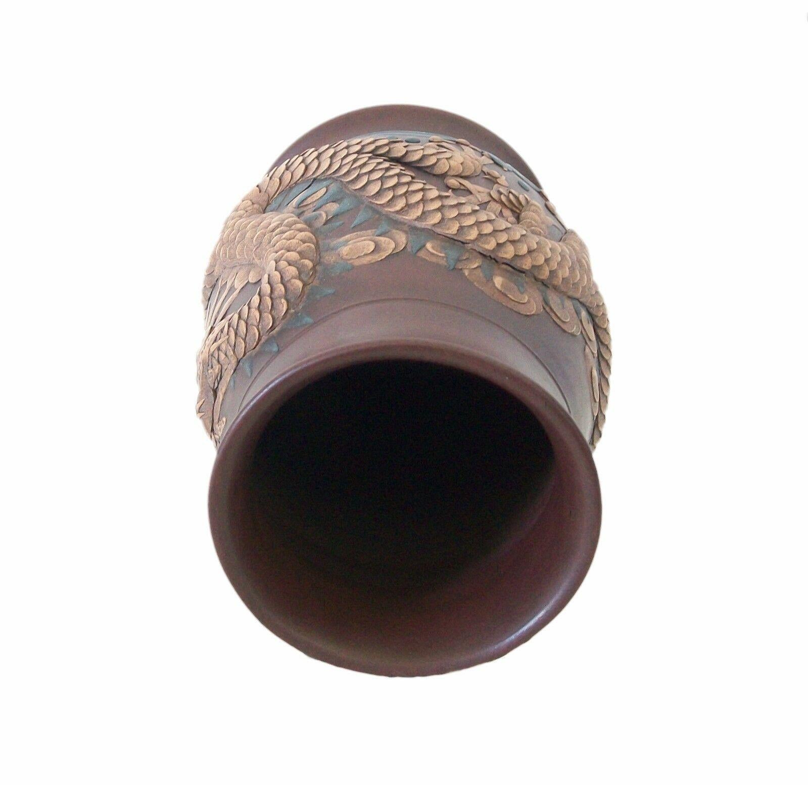 Yixing Zisha Imperial Dragon Vase/Bürstentopf, quadratisches Siegel, China, 20. Jahrhundert (Keramik) im Angebot