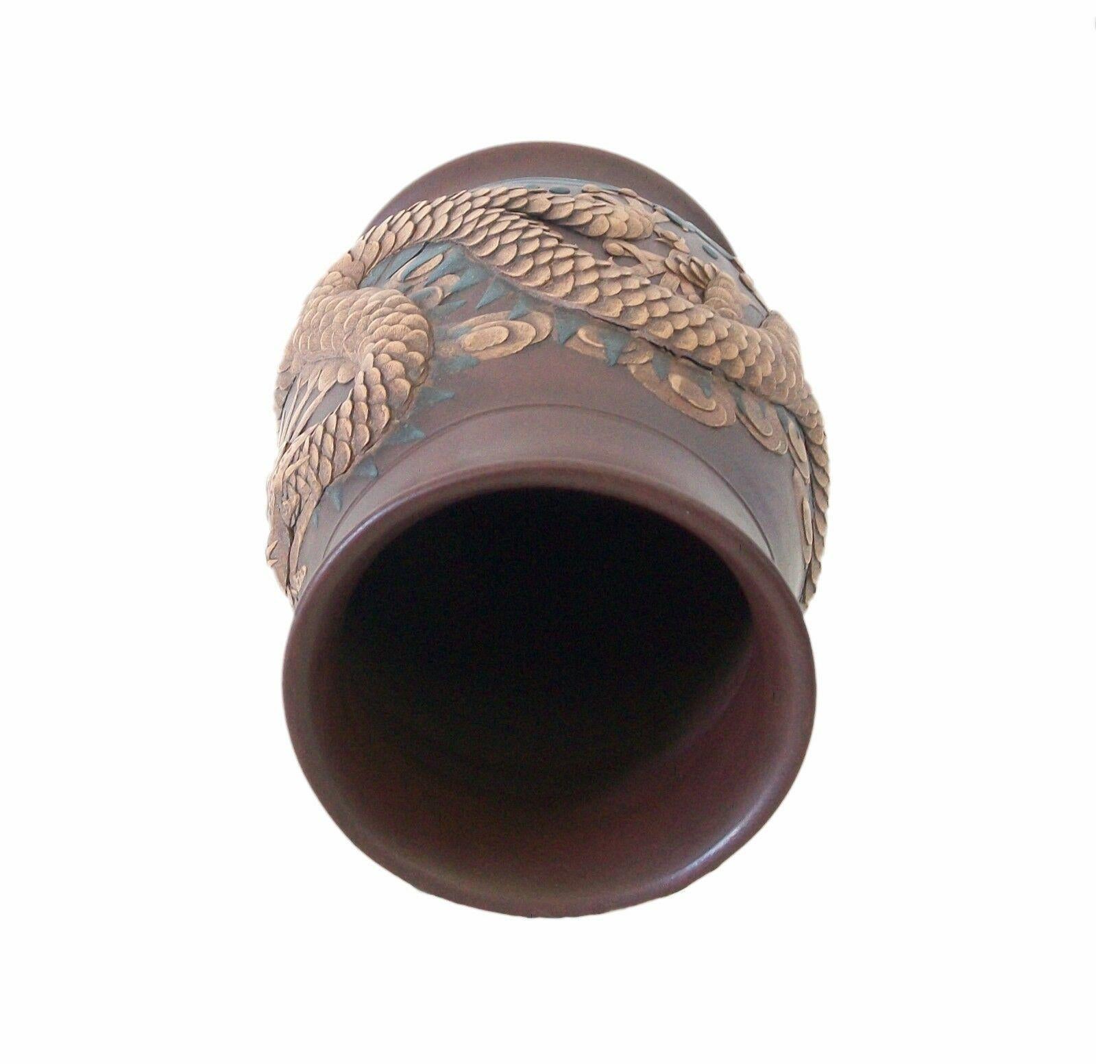 20ième siècle Vase/pot à pinceaux avec dragon impérial Yixing Zisha, sceau carré, Chine, 20e siècle en vente