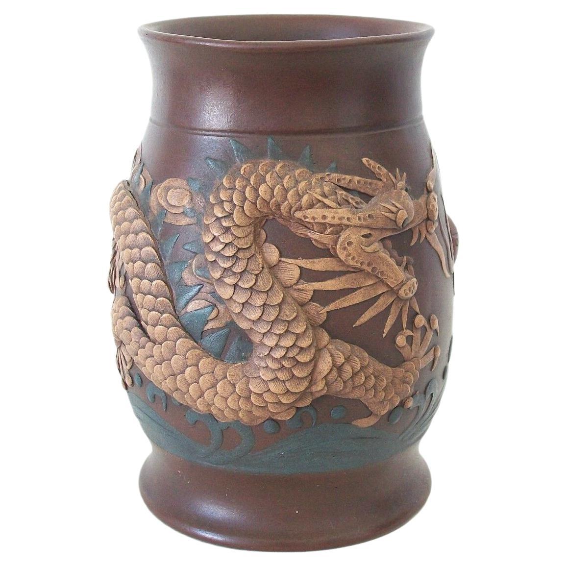 Yixing Zisha Imperial Dragon Vase/Bürstentopf, quadratisches Siegel, China, 20. Jahrhundert