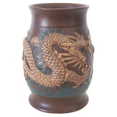 Vase/pot à pinceaux avec dragon impérial Yixing Zisha, sceau carré, Chine, 20e siècle