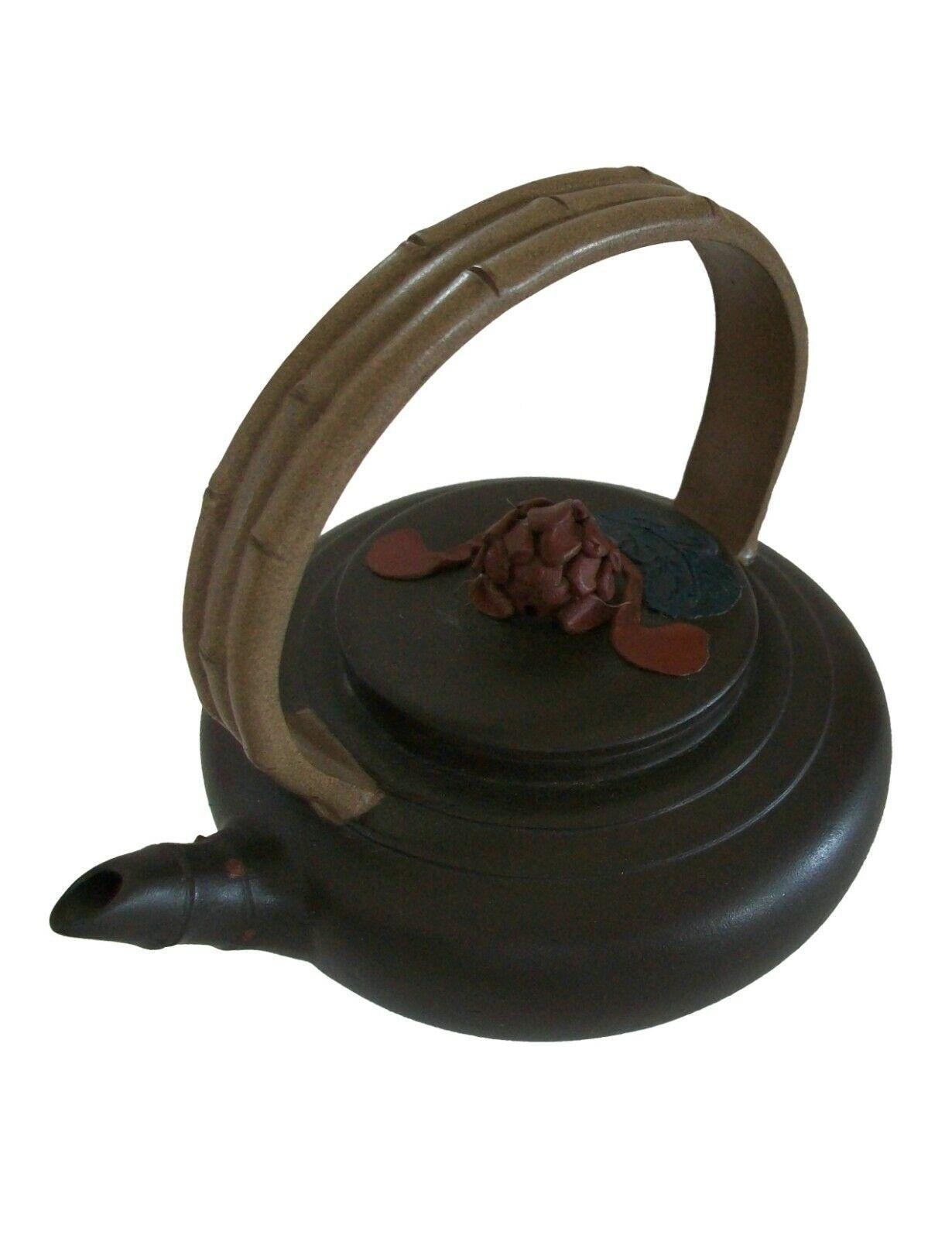 Théière vintage Yixing Zisha - avec une poignée et un bec verseur en forme de bambou et un fleuron de chrysanthème sur le couvercle - marques de sceau imprimées sur la base et le couvercle - Chine - 20e siècle.

Excellent état vintage - pas de