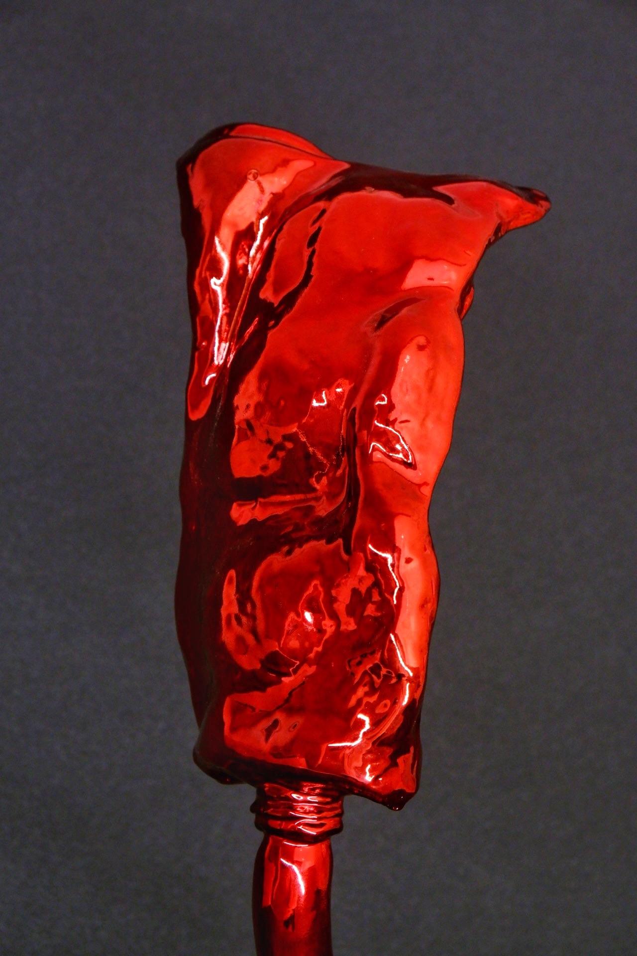 Yizhaq Mevorah a créé cette étonnante sculpture en bronze rouge poli qui incarne l'essence même de la créativité - un tube de peinture. Cette pièce, qui est un mélange harmonieux des disciplines de sculpture et de peinture préférées de Mevorah,