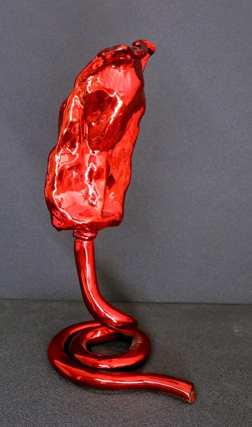 Yizhaq Mevorah hat diese atemberaubende, rot polierte Bronzeskulptur geschaffen, die die Essenz der Kreativität selbst verkörpert - eine Tube Farbe. Dieses Werk, eine harmonische Mischung aus Mevorahs bevorzugten Disziplinen der Bildhauerei und der
